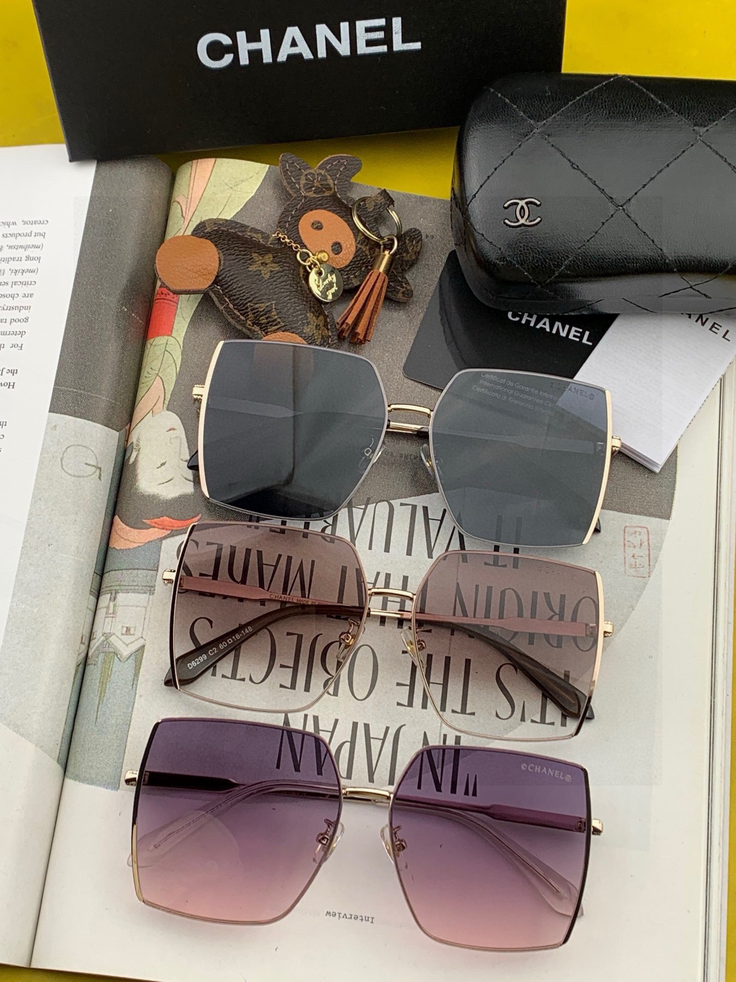 香奈儿 新款太阳镜太漂亮的款,爆到断货。镜片采用尼龙材质,透光度清晰的同时又保护眼睛,镜框采用环保无磁不