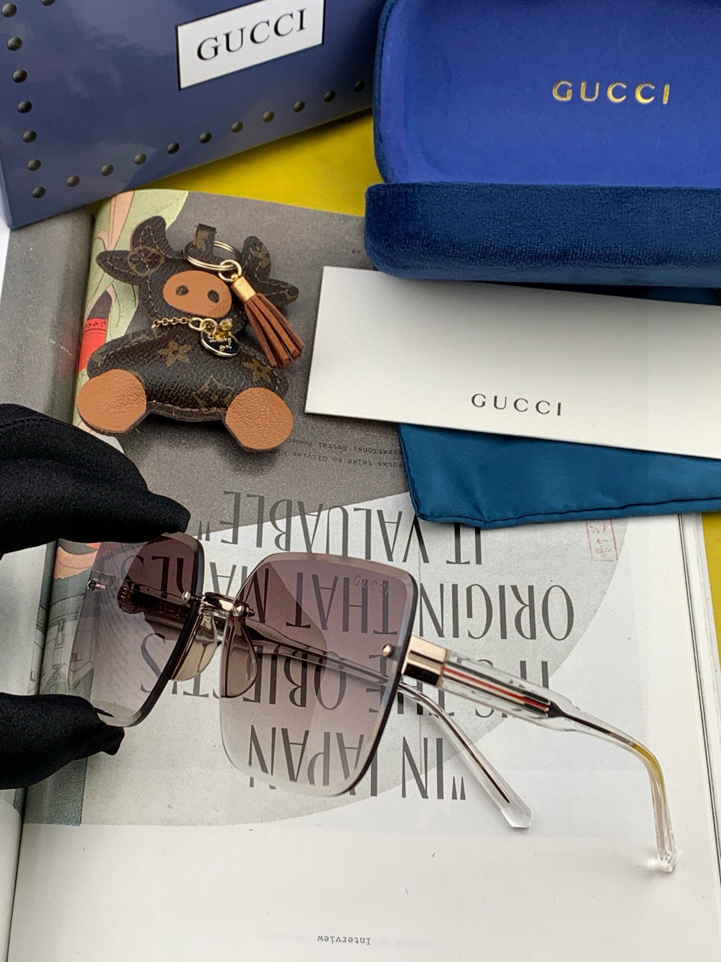 GUCC*新款太阳镜太漂亮的款,爆到断货。镜片采用尼龙材质,透光度清晰的同时又保护眼睛,镜框采用环保无磁