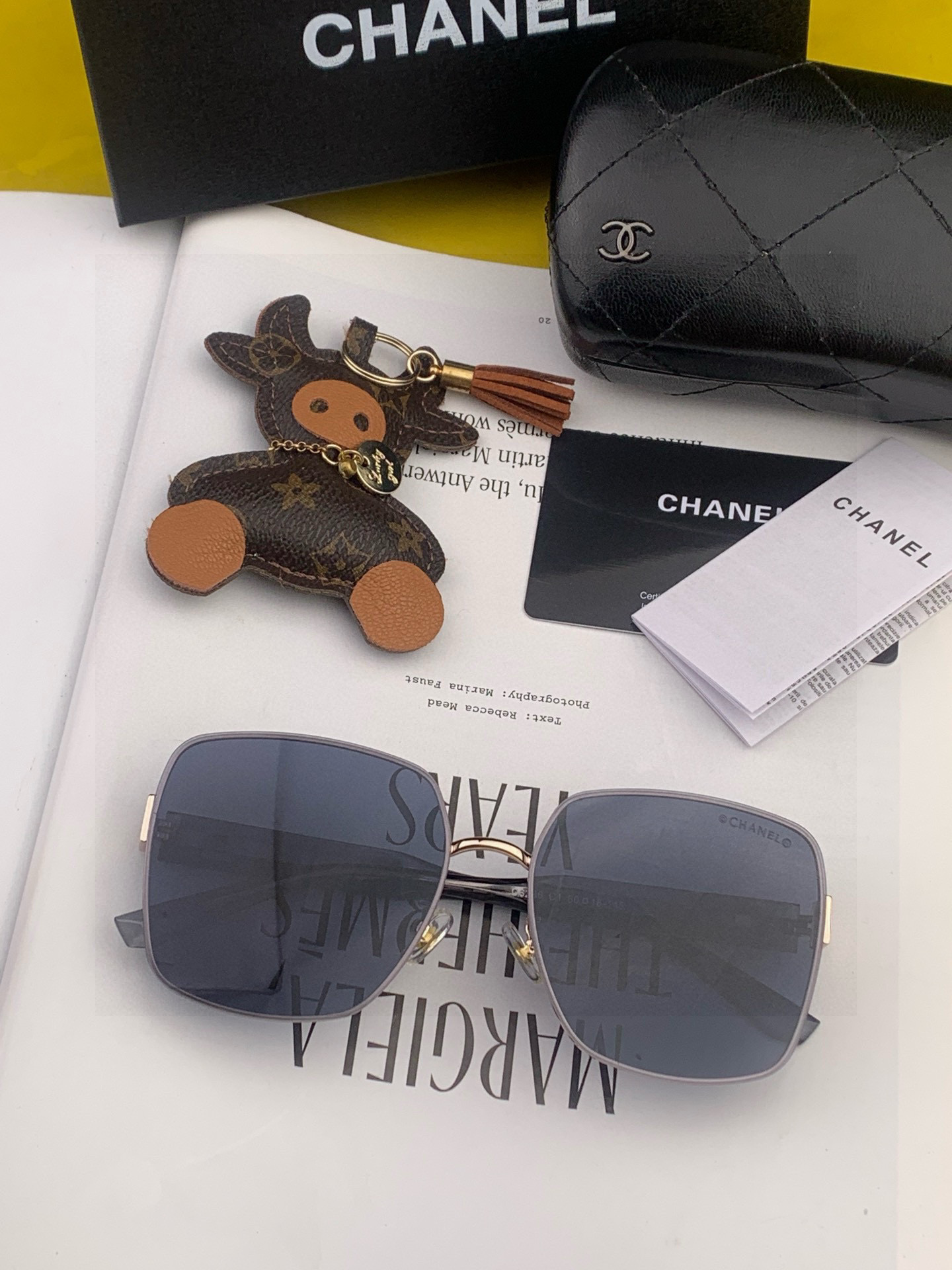 香奈儿新款太阳镜太漂亮的款,爆到断货。镜片采用尼龙材质,透光度清晰的同时又保护眼睛,镜框采用环保无磁不锈