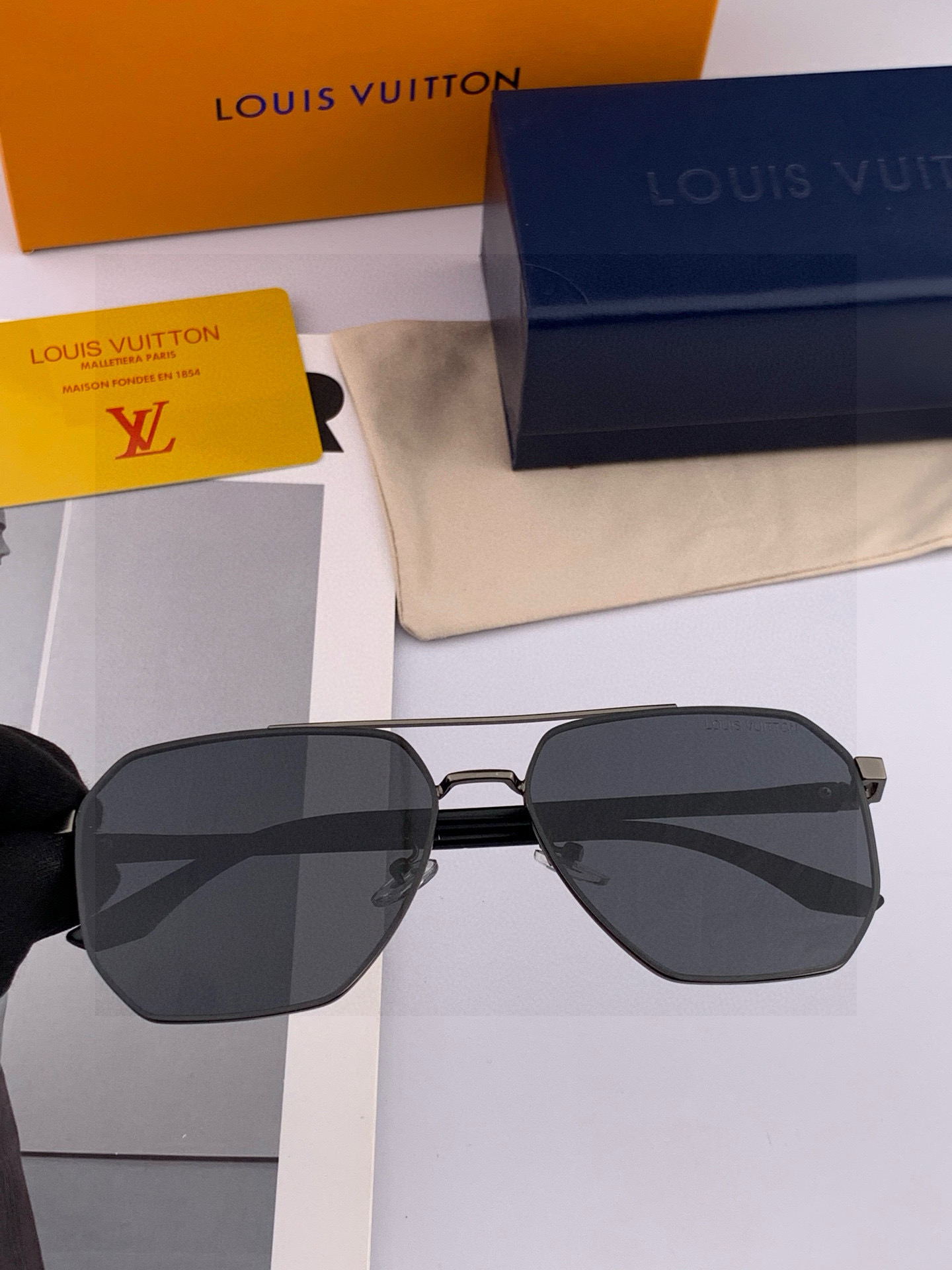 LV 男款炫彩飞行员偏光太阳镜 ❤️材质：高清尼龙加厚卡槽高清偏光镜片 🌹无边框镜架💕颜👍型号：L889