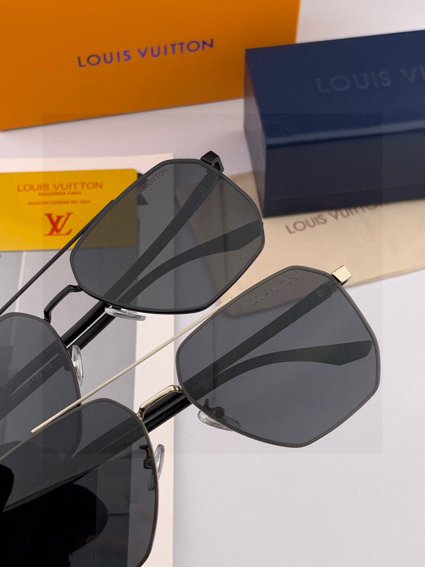LV 男款炫彩飞行员偏光太阳镜 ❤️材质：高清尼龙加厚卡槽高清偏光镜片 🌹无边框镜架💕颜👍型号：L889