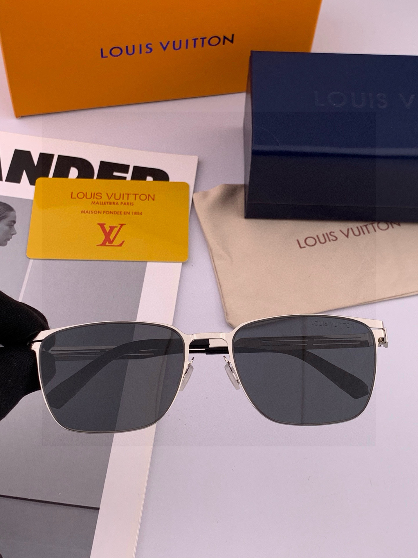 ♦️LV 2025新款男女情侣款太阳镜多边形墨镜iP电镀永不褪色 超轻超有弹性整幅眼镜无螺丝重要的是压不