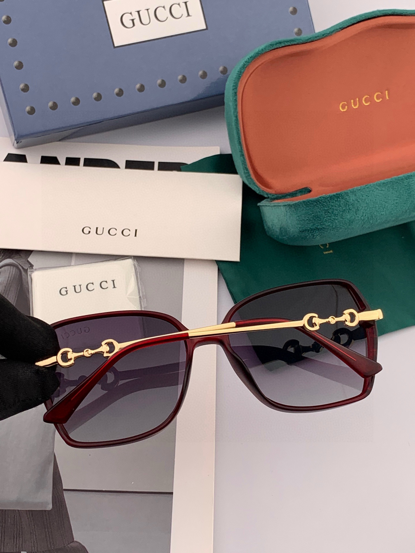 Gucci墨镜2025新款 。 方框设计再优雅的同时还能在视觉上修饰脸型，敲显脸小，不挑脸型 复古的马衔