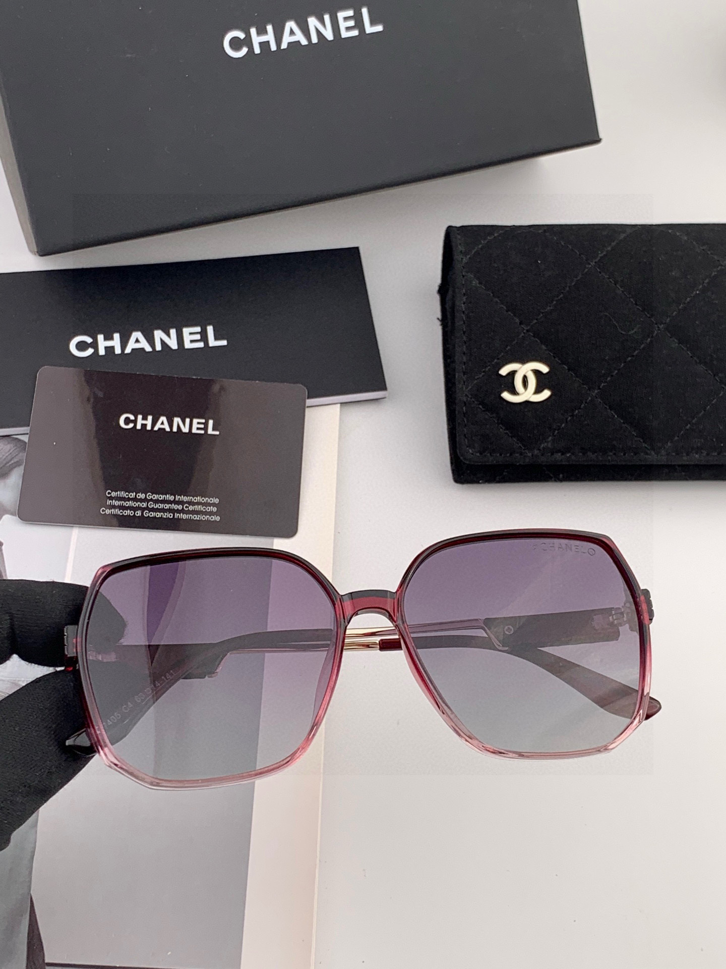 香奈儿 太阳镜🌞 2025开春新品超轻墨镜🆕众多博主网红都有配戴的 很有设计感 超前时尚💕 镜腿立体感十
