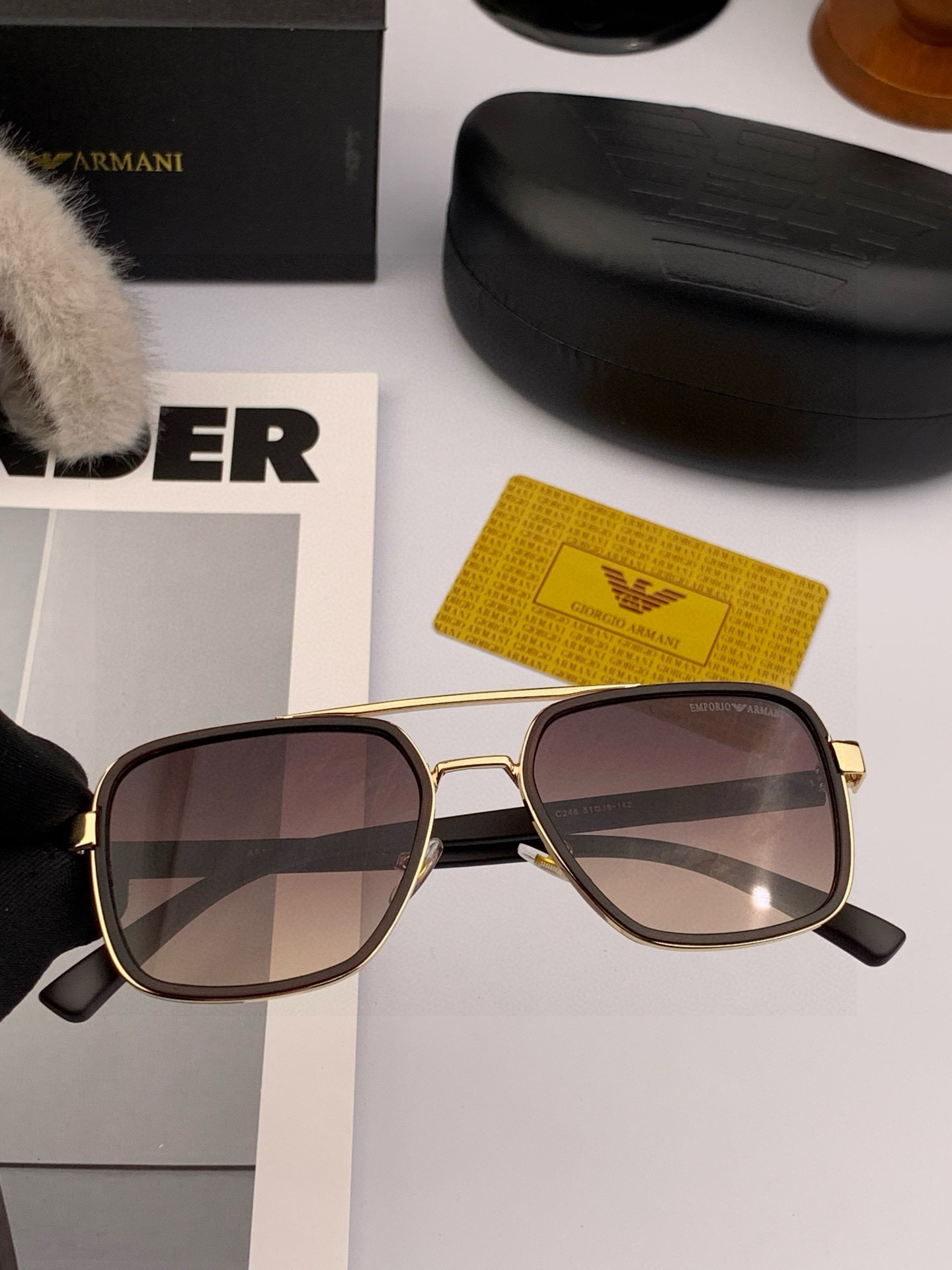 【阿玛尼】2025新款超百搭金属太阳镜、造型轮廓超大镜框完美修饰脸型，时尚超级百搭 ！型号：A624