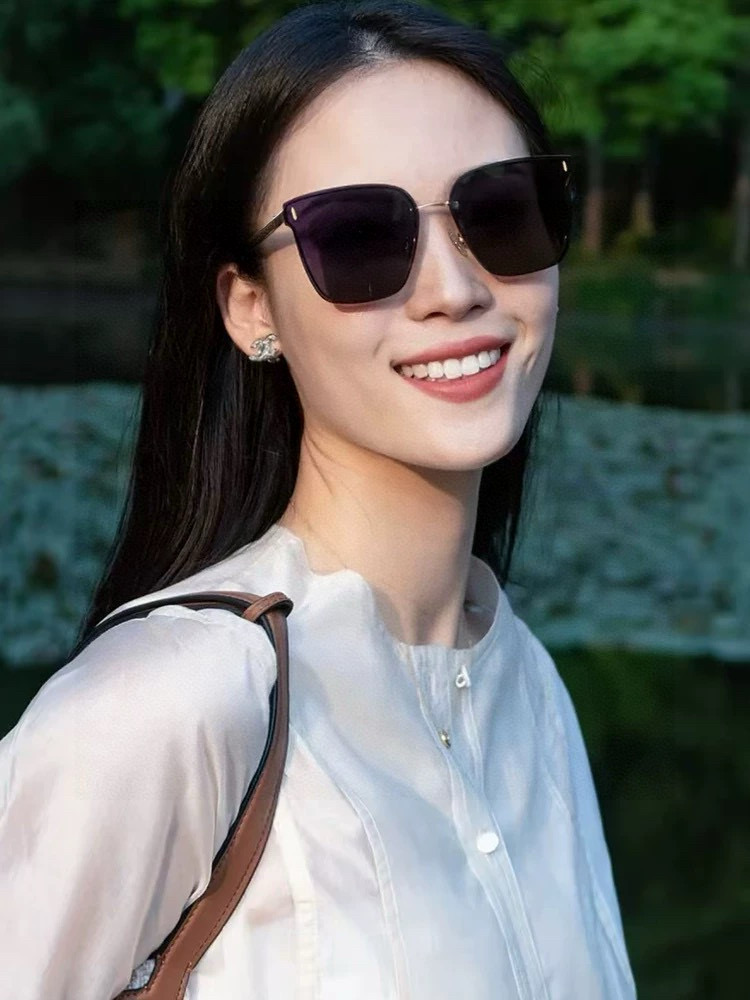 【尼龙偏光系列】DIOR无框太阳镜墨方框设计，不挑脸型，无论搭配大衣还是连衣裙都非常显气质尼龙偏光镜片预