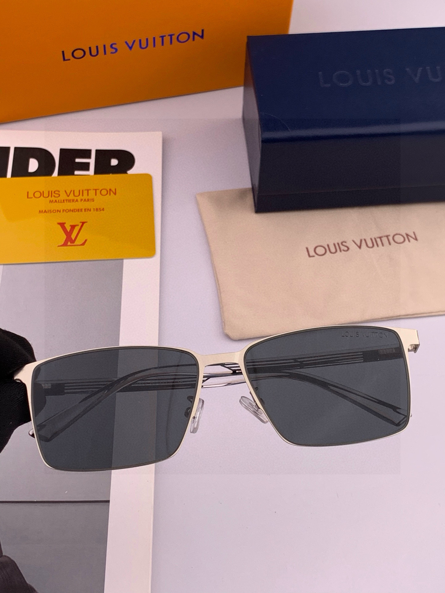 LV 男款炫彩飞行员偏光太阳镜 ❤️材质：高清尼龙加厚卡槽高清偏光镜片 🌹无边框镜架💕颜👍型号：L389