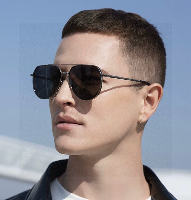 LV 男款炫彩飞行员偏光太阳镜 ❤️材质：高清尼龙加厚卡槽高清偏光镜片 🌹无边框镜架💕颜👍型号：L089