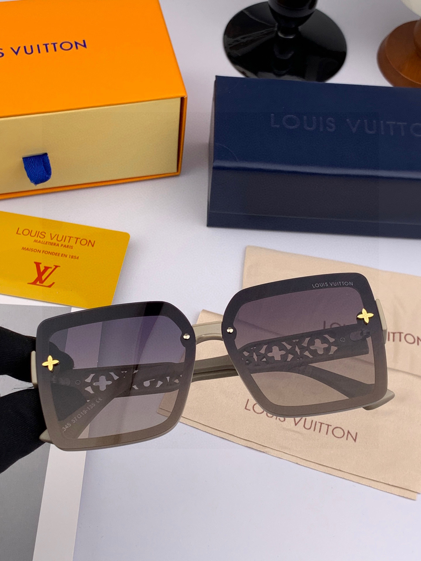 LV 太阳镜潮品官网模特同款 [玫瑰][玫瑰]四叶草🍀精致个性设计简约时尚 高品质值得拥有绝对潮爆整个夏