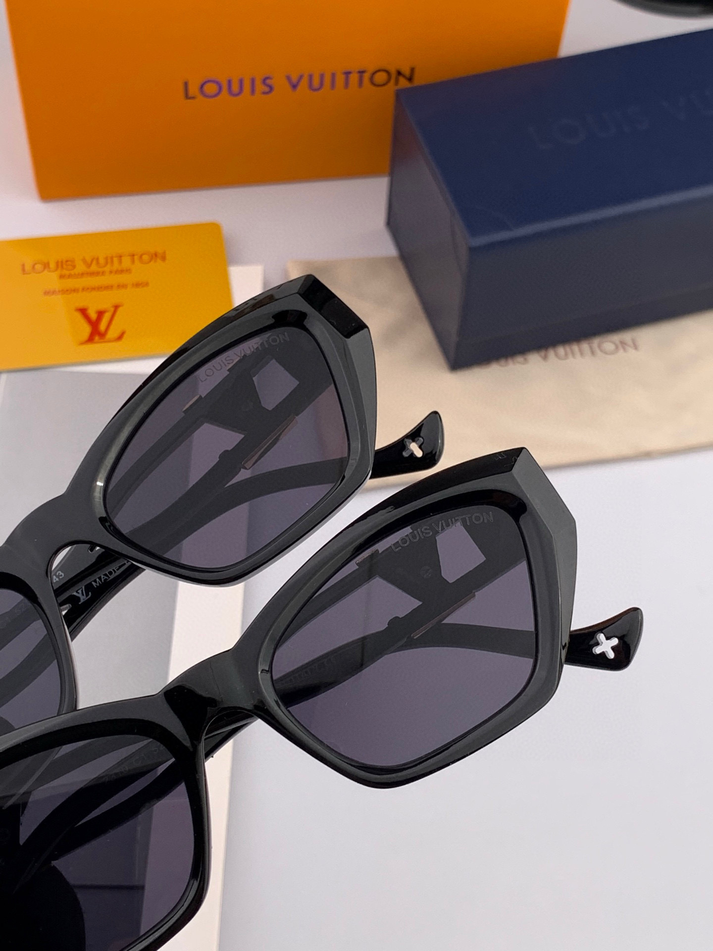 【TR偏光系列】lv大框太阳镜墨镜经典的方框设计，不挑脸型，无论搭配大衣还是连衣裙都非常显气质偏光镜片预