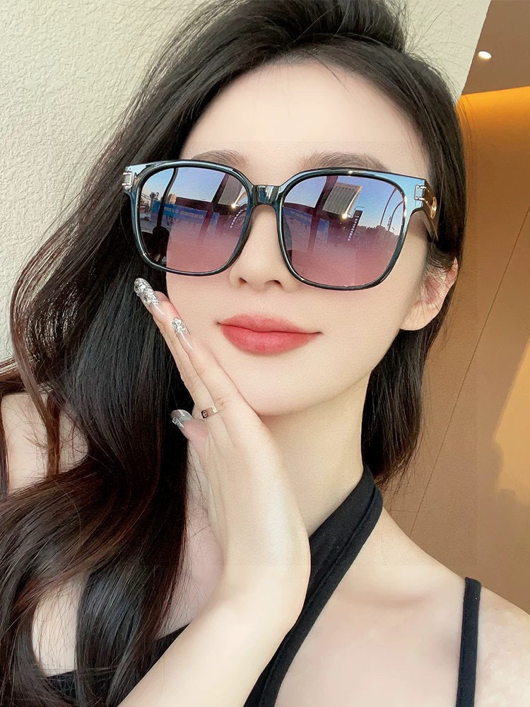 GUCCI 2025开春新款 最新款方框太阳镜 各路网红纷纷带起气场满分‼️ 俏皮甜美.上脸效果更佳.金