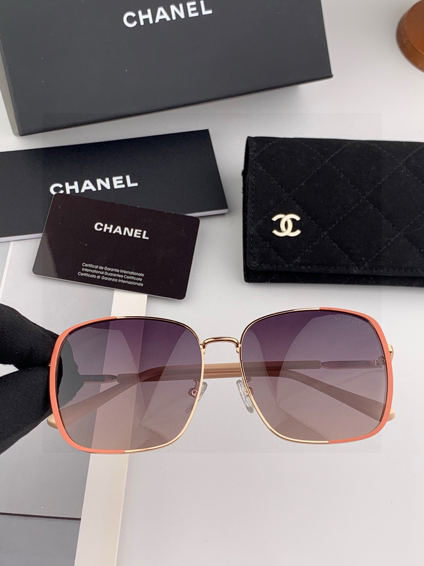 【CHANEL】2025新款 香奈儿 时尚百搭大方框，别致半框设计 大气风格 全新清新配色，街拍气质护目