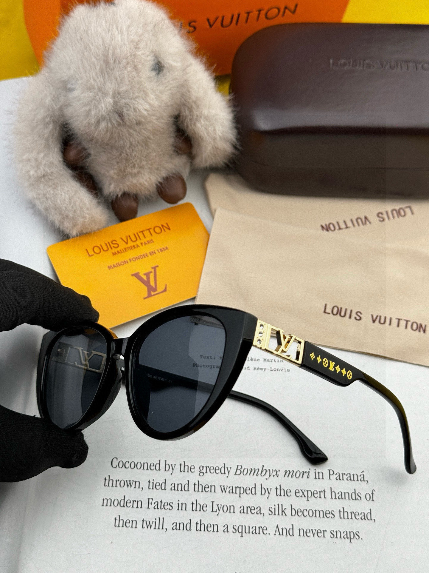 LV 2025新款女士方框太阳眼镜 开车墨镜 新款太阳镜 时尚大方 舒适轻盈 精致奢华 超轻 型号：L1