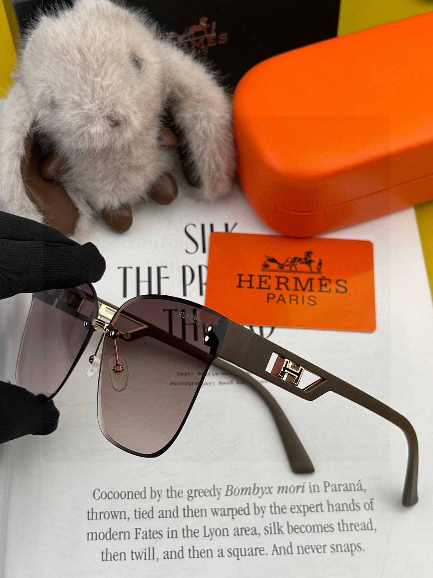 爱马仕 经典的方框设计，不挑脸型，无论搭配大衣还是连衣裙都非常显气质镜片预防紫外线 型号：H1100