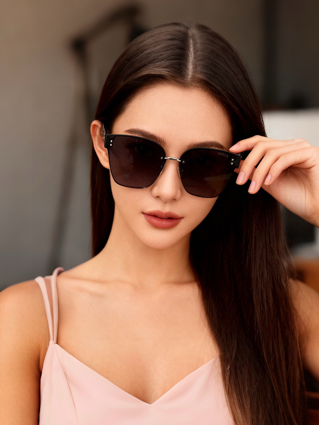 爱马仕 经典的方框设计，不挑脸型，无论搭配大衣还是连衣裙都非常显气质镜片预防紫外线 型号：H1100