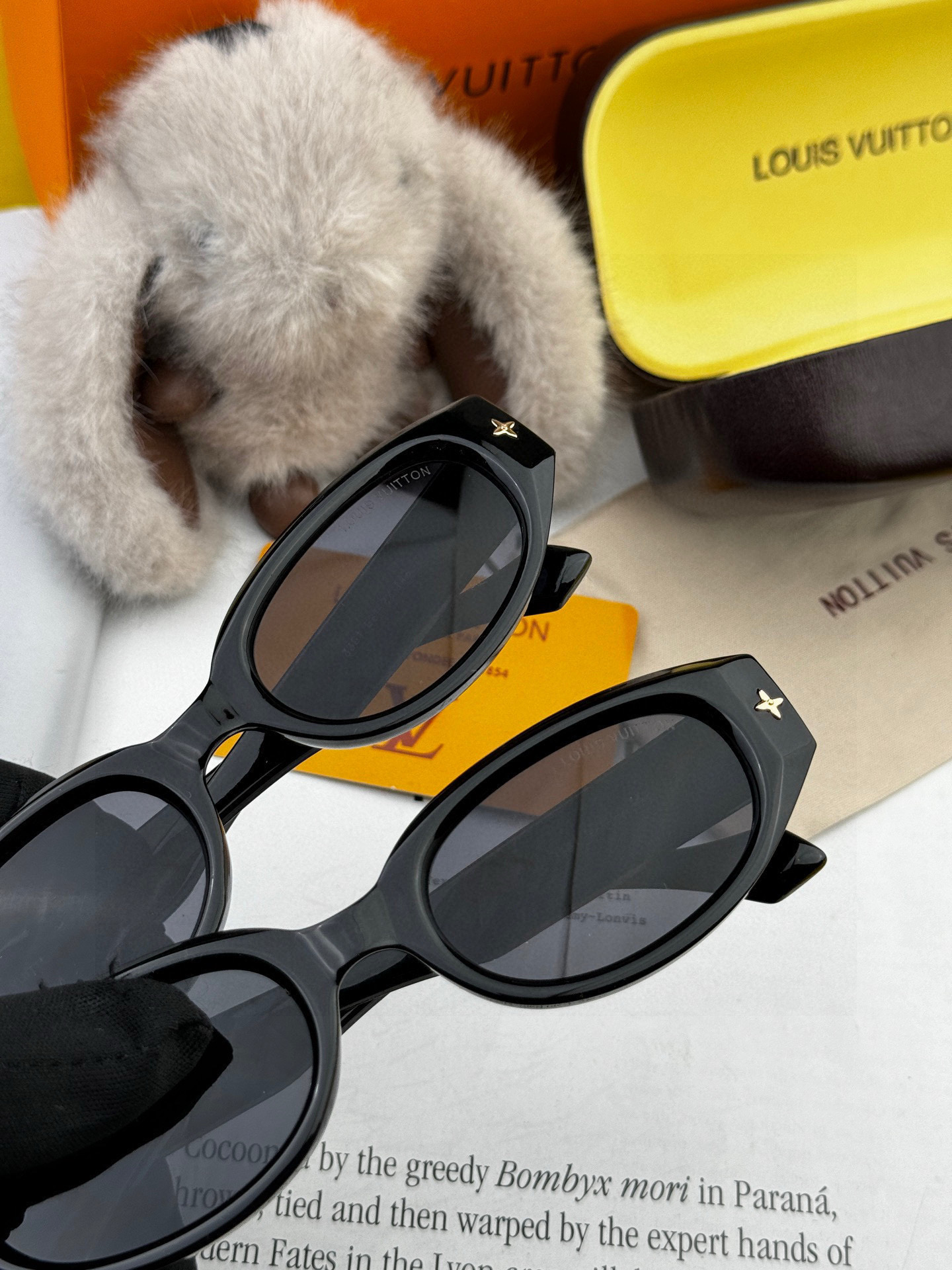 LV 2025新款女士方框太阳眼镜 开车墨镜 新款太阳镜 时尚大方 舒适轻盈 精致奢华 超轻 型号：L1