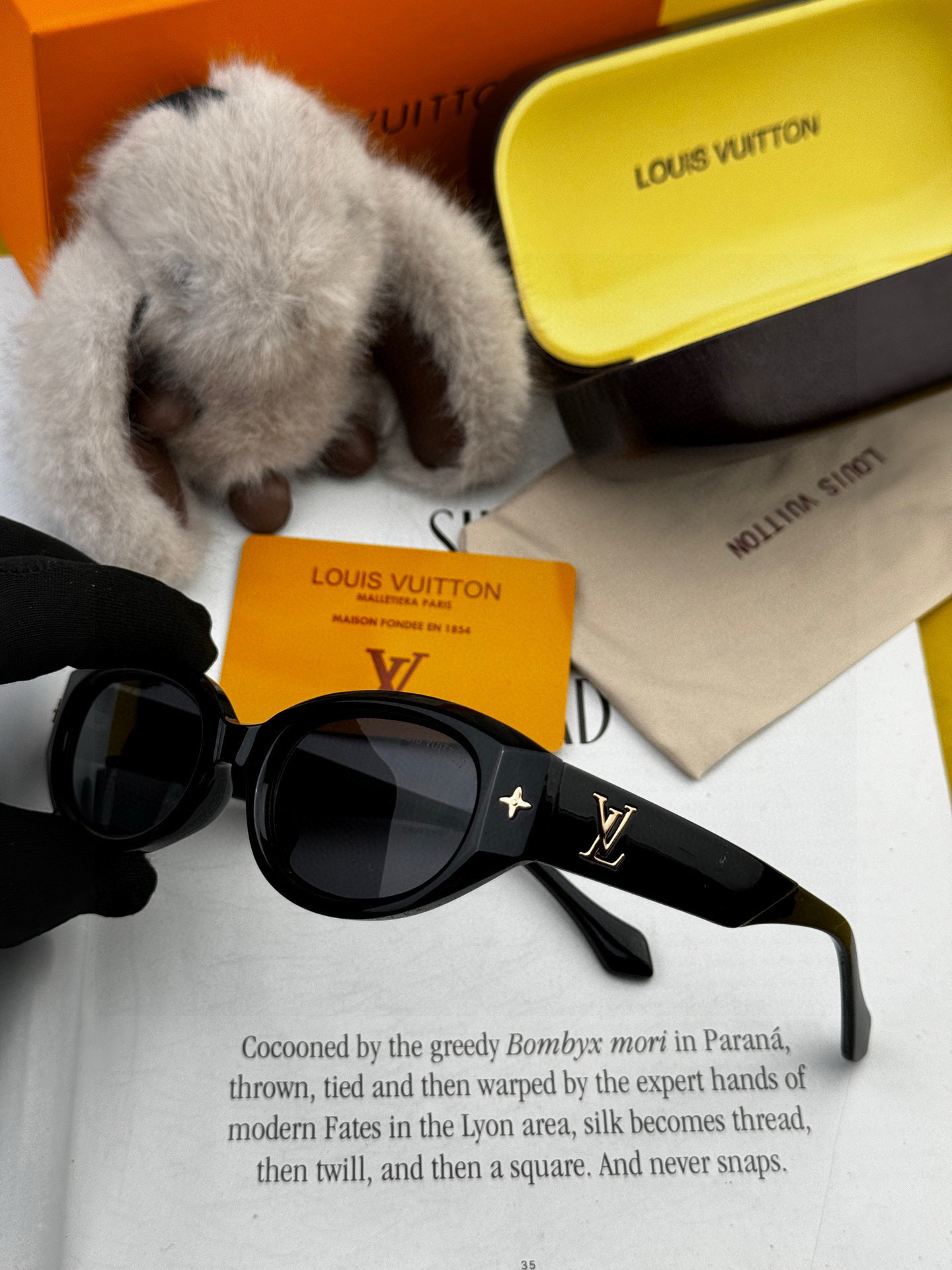 LV 2025新款女士方框太阳眼镜 开车墨镜 新款太阳镜 时尚大方 舒适轻盈 精致奢华 超轻 型号：L1