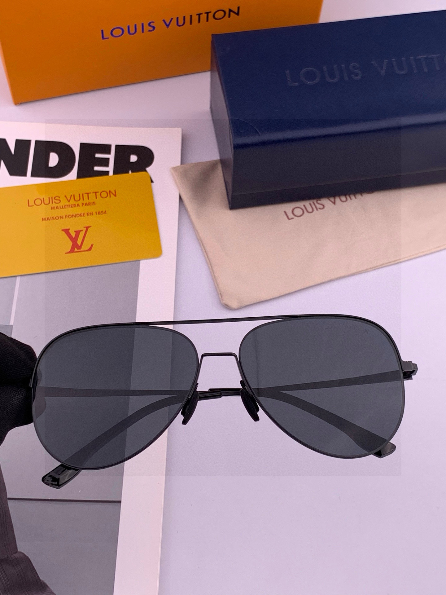 LV 男款炫彩飞行员偏光太阳镜 ❤️材质：高清尼龙加厚卡槽高清偏光镜片 🌹无边框镜架💕颜👍型号：L589