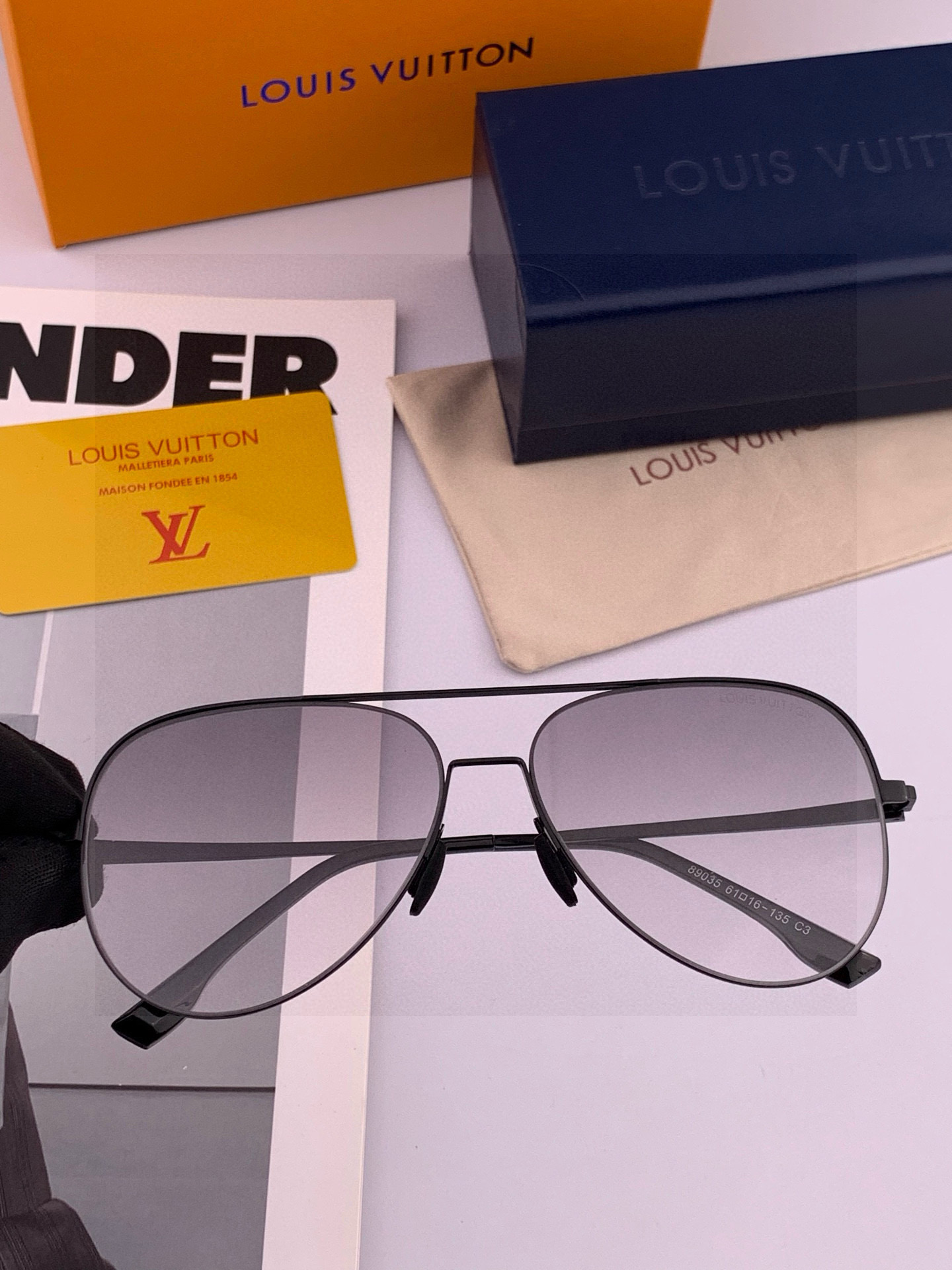 LV 男款炫彩飞行员偏光太阳镜 ❤️材质：高清尼龙加厚卡槽高清偏光镜片 🌹无边框镜架💕颜👍型号：L589