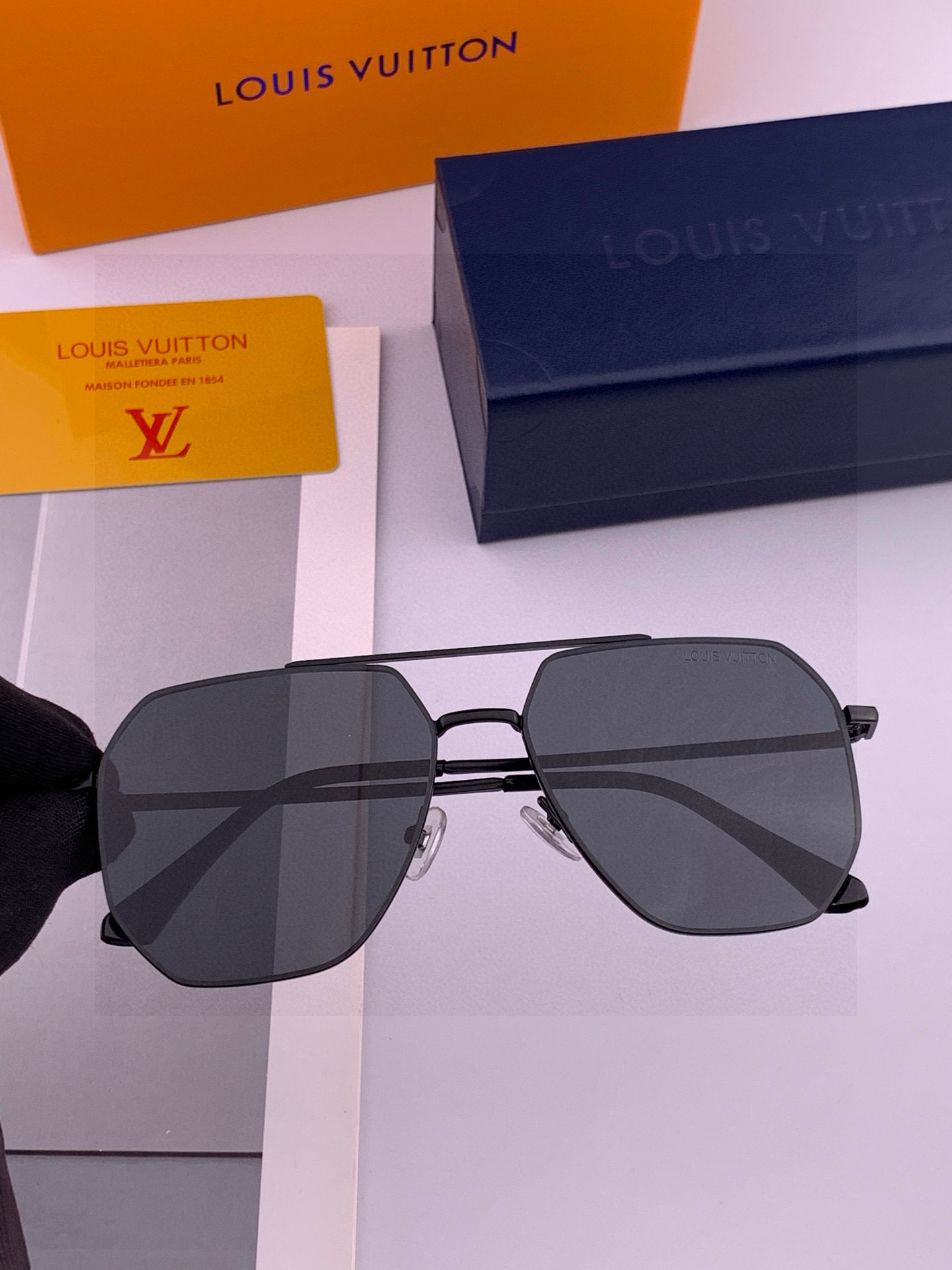 LV 男款炫彩飞行员偏光太阳镜 ❤️材质：高清尼龙加厚卡槽高清偏光镜片 🌹无边框镜架💕颜👍型号：L089