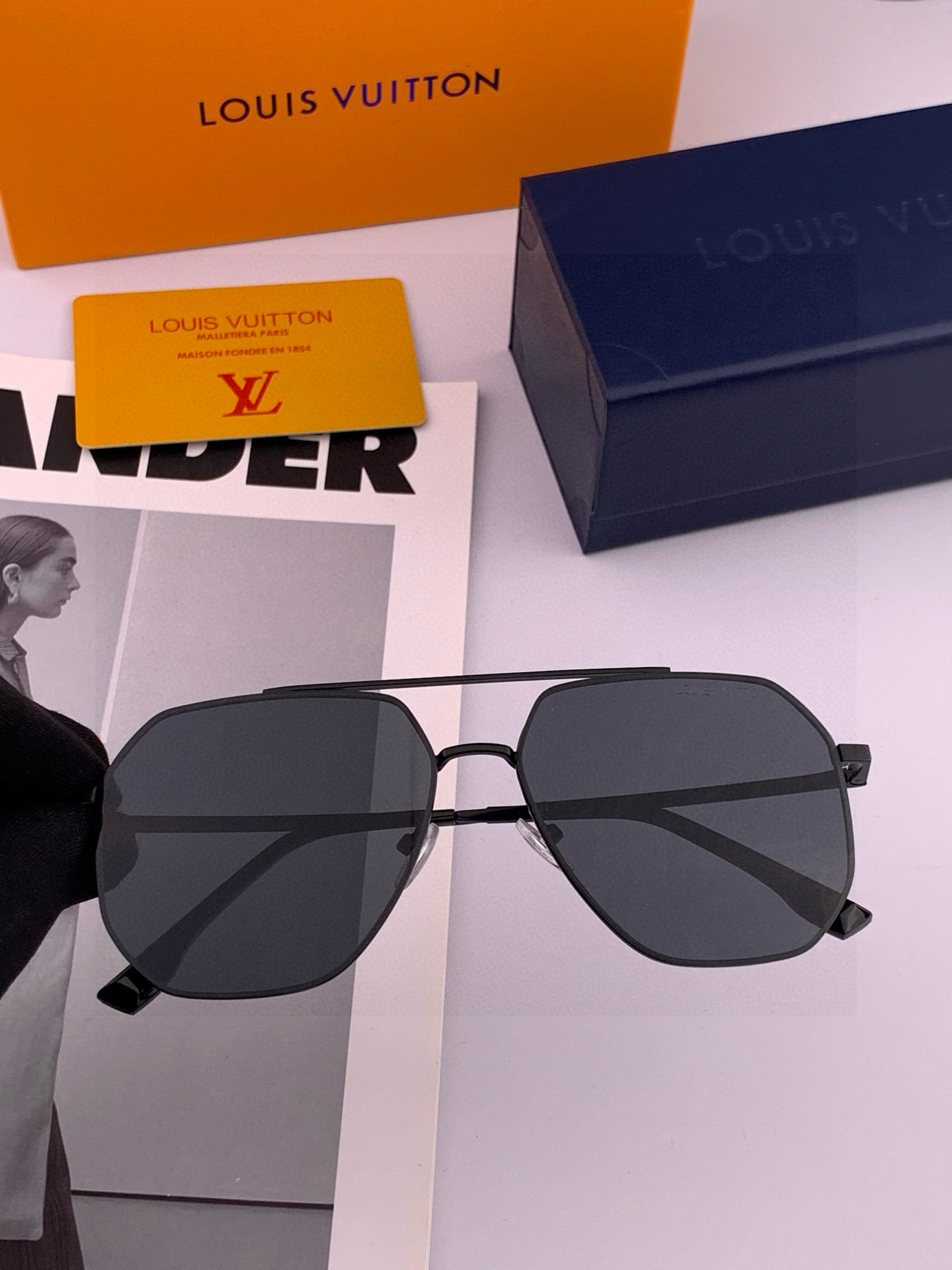 LV 男款炫彩飞行员偏光太阳镜 ❤️材质：高清尼龙加厚卡槽高清偏光镜片 🌹无边框镜架💕颜👍型号：L889