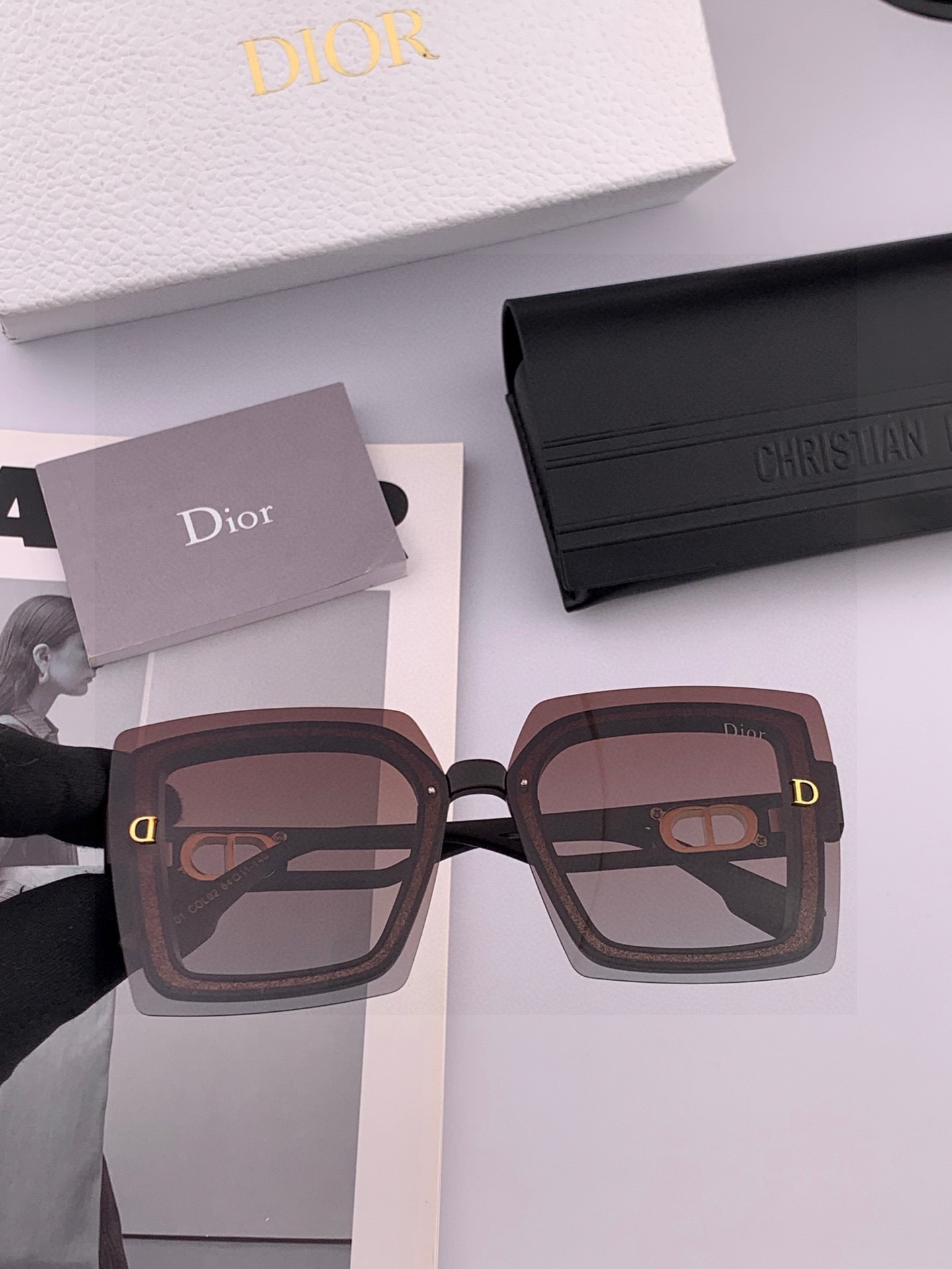 Dior2025新款偏光太阳镜 款式多 。经典的方框设计，不挑脸型，无论搭配大衣还是连衣裙都非常显气质 