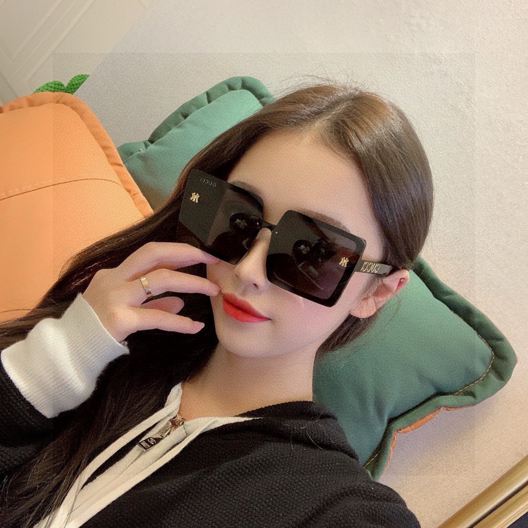 【TR偏光系列】 Gucci联名系列限量版经典的方框设计，不挑脸型，无论搭配大衣还是连衣裙都非常显气质 