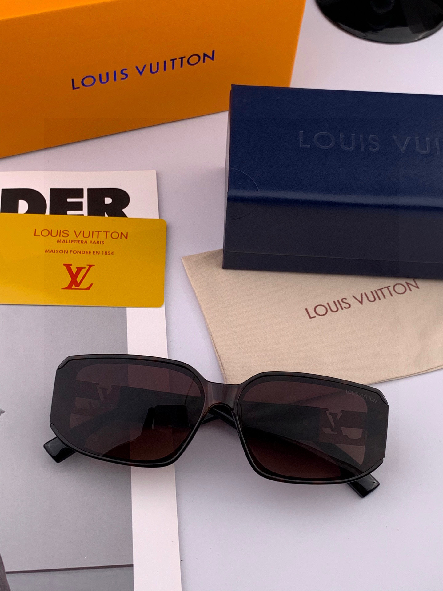 LV 2025年开春新款 潮流爆款 时尚方框太阳镜 高品质 佩戴舒适 网红潮款墨镜 型号L7132