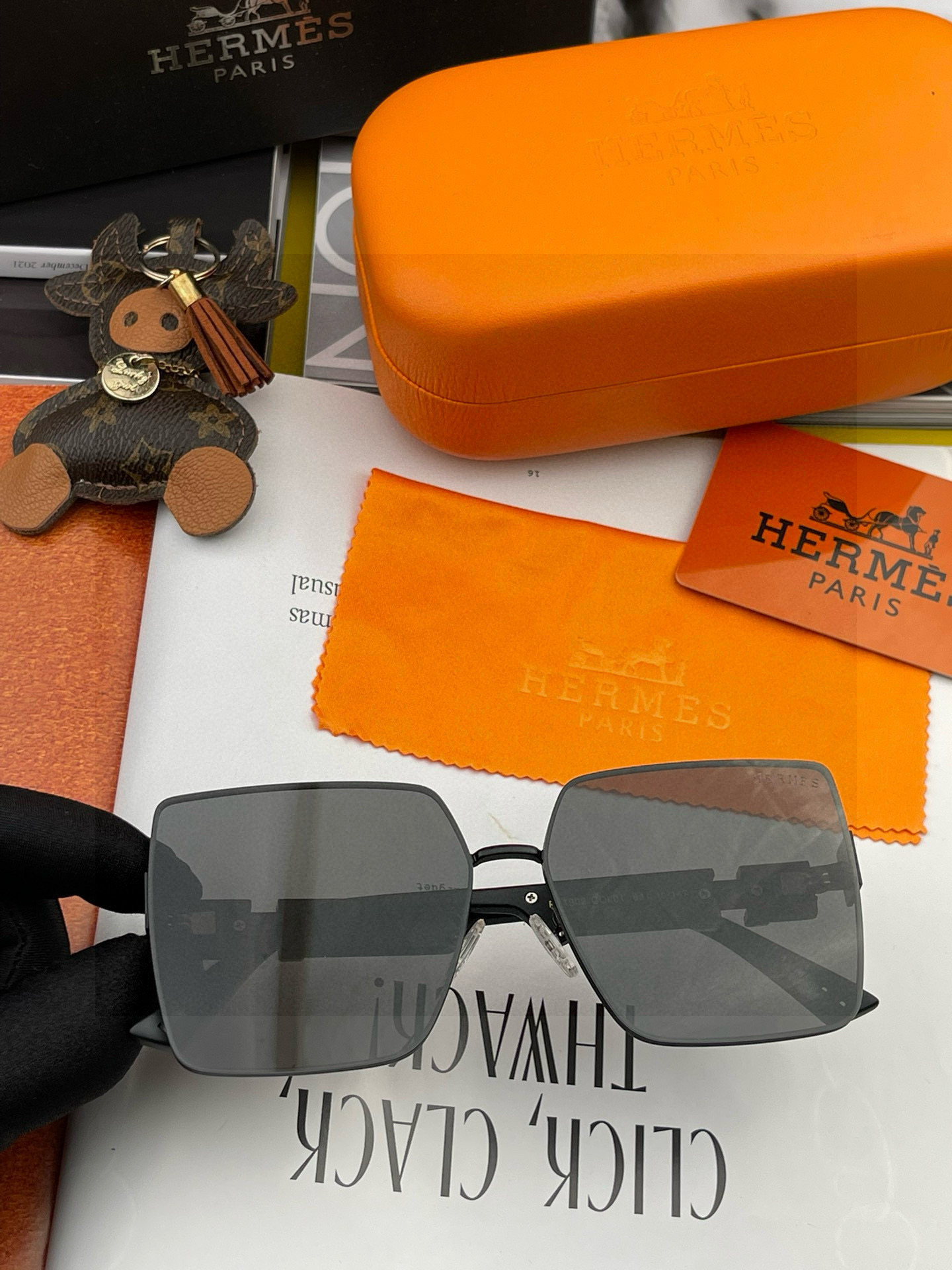 【尼龙偏光系列】爱马仕 经典的方框设计，不挑脸型，无论搭配大衣还是连衣裙都非常显气质尼龙偏光镜片预防紫外