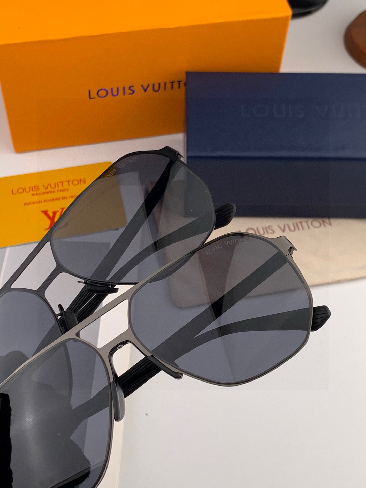 LV 男款炫彩飞行员偏光太阳镜 ❤️材质：高清尼龙加厚卡槽高清偏光镜片 🌹无边框镜架💕颜👍型号：L325