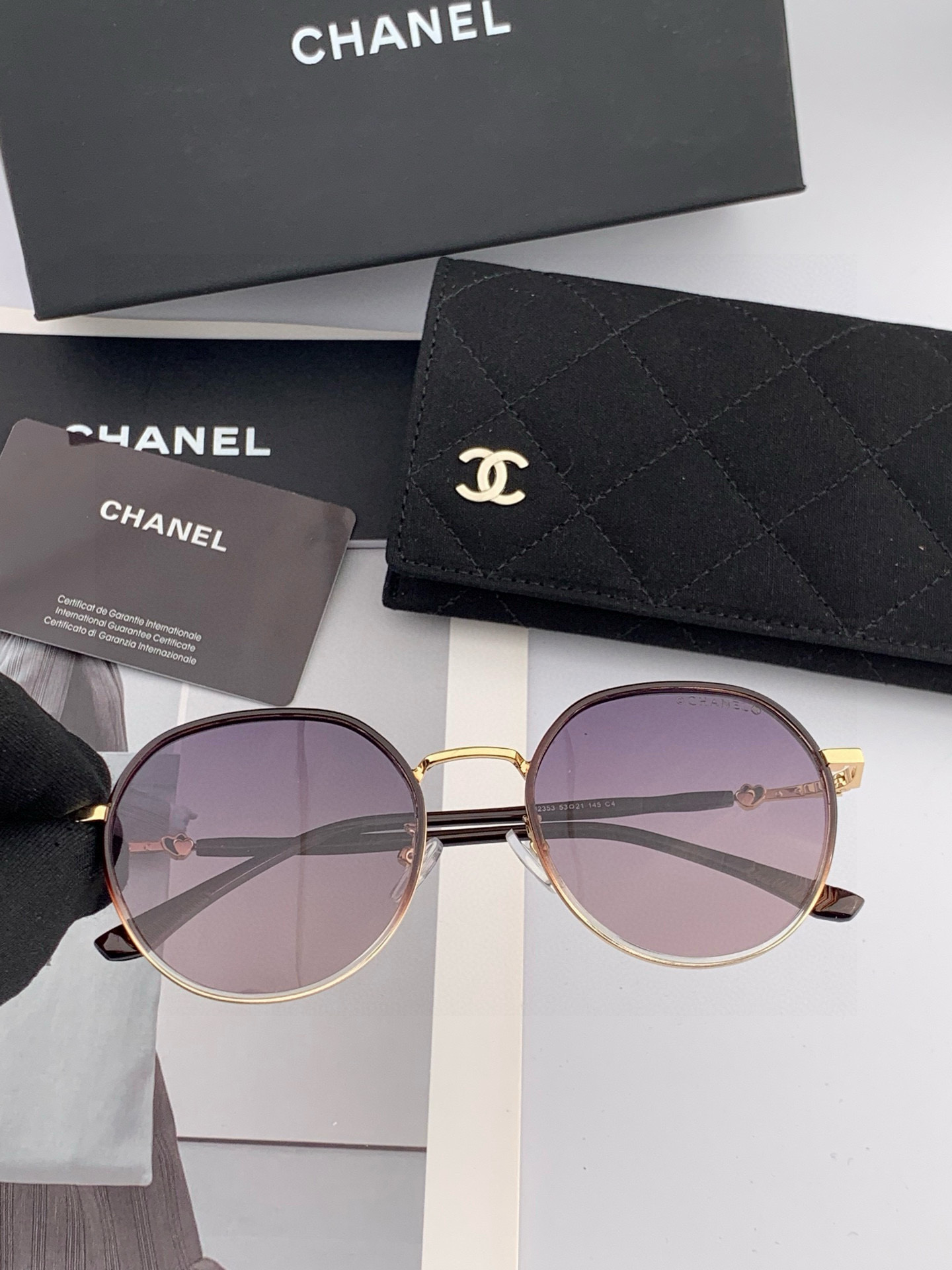 香奈儿 2025开春新款太阳镜 各路网红纷纷带起气场满分‼️ 俏皮甜美.上脸效果更佳.金属质感超好 型号