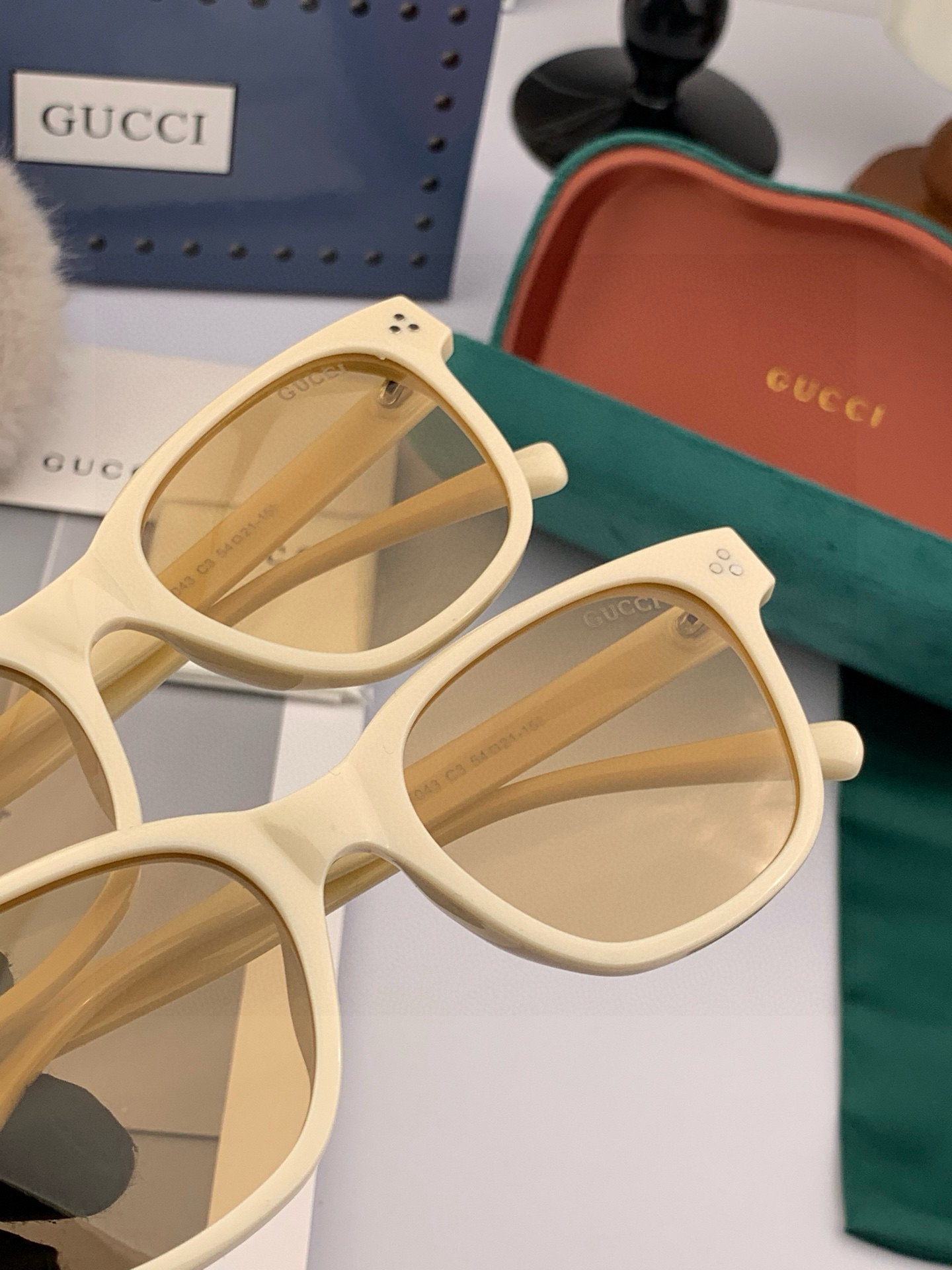 Gucci 经典的小框设计，不挑脸型，无论搭配大衣还是连衣裙都非常显气质尼龙偏光镜片预防紫外线 型号：G