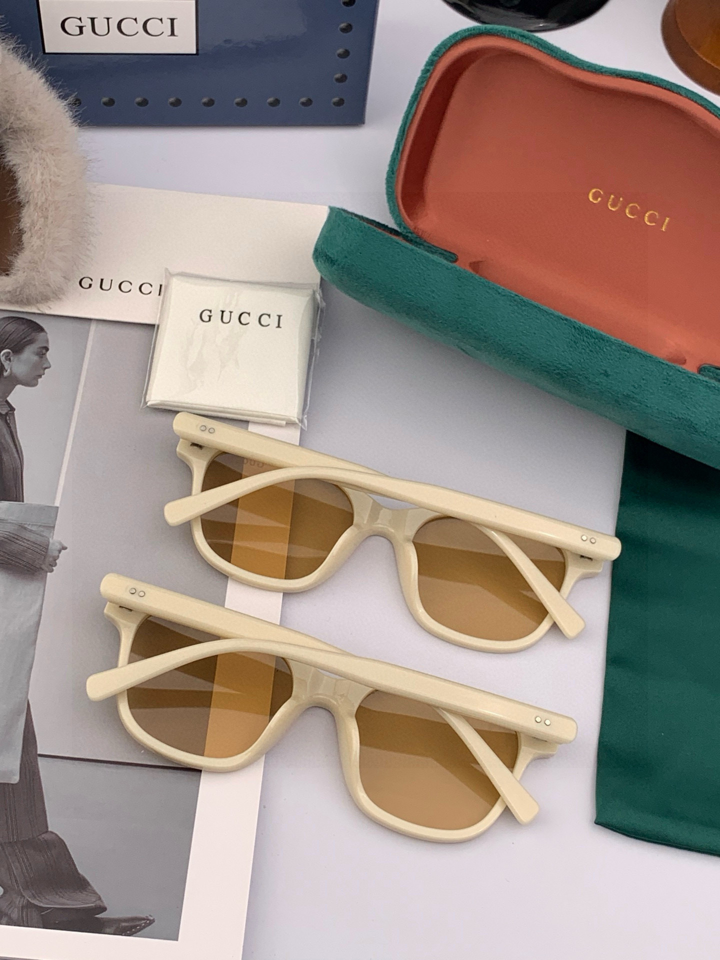 Gucci 经典的小框设计，不挑脸型，无论搭配大衣还是连衣裙都非常显气质尼龙偏光镜片预防紫外线 型号：G