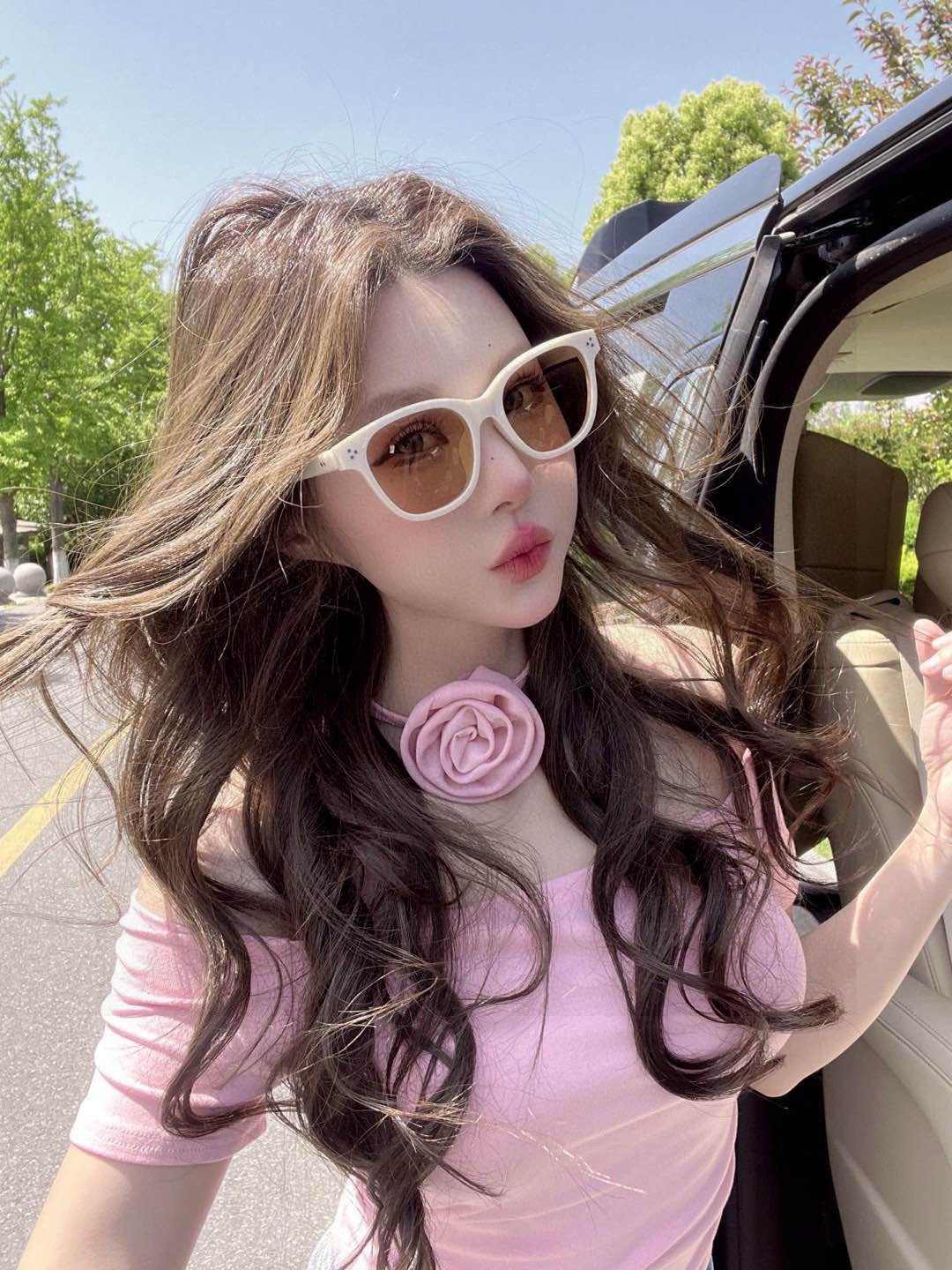 Gucci 经典的小框设计，不挑脸型，无论搭配大衣还是连衣裙都非常显气质尼龙偏光镜片预防紫外线 型号：G