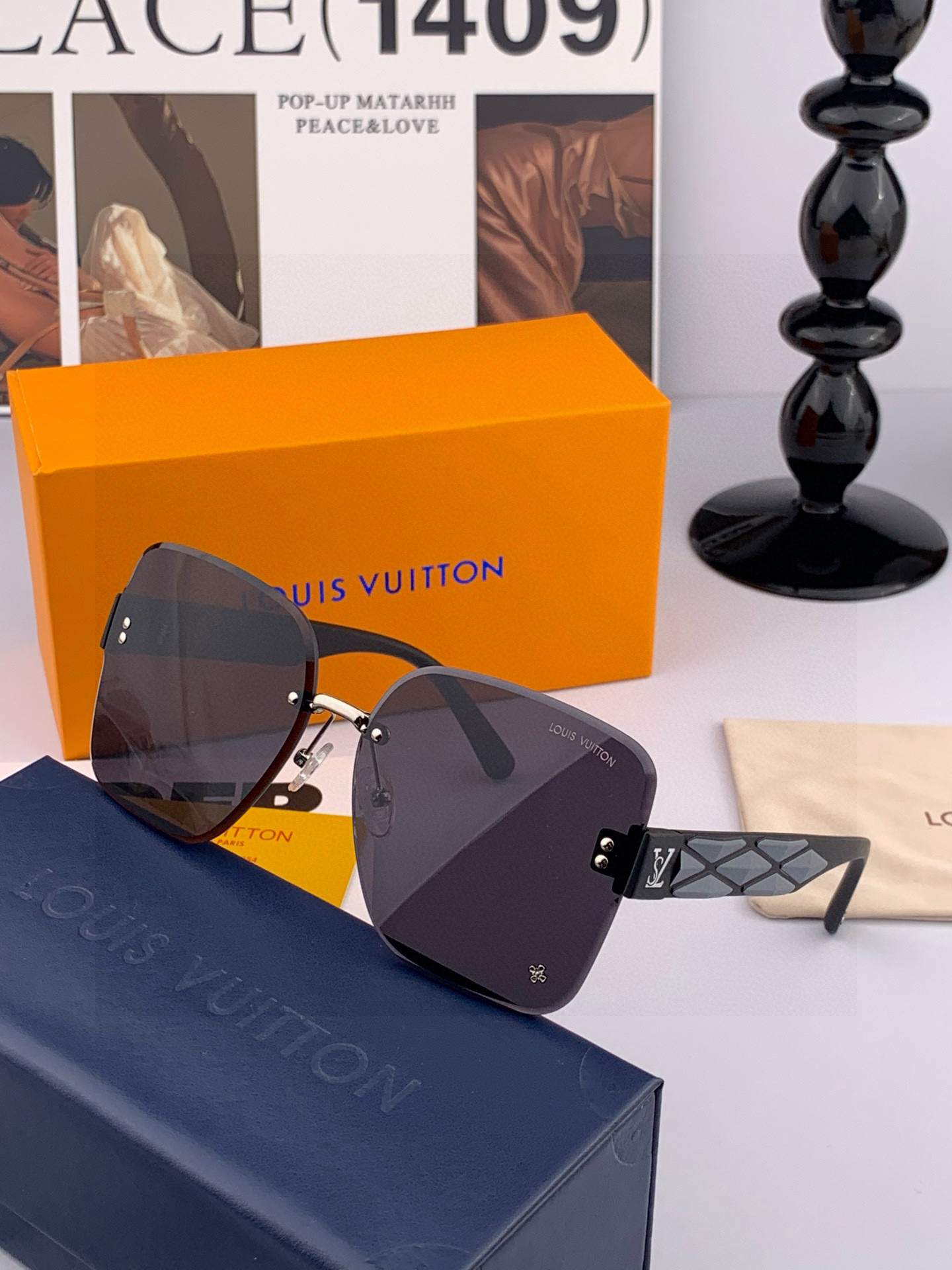 lv大框太阳镜墨镜经典的方框设计，不挑脸型，无论搭配大衣还是连衣裙都非常显气质尼龙镜片预防紫外线 型号：