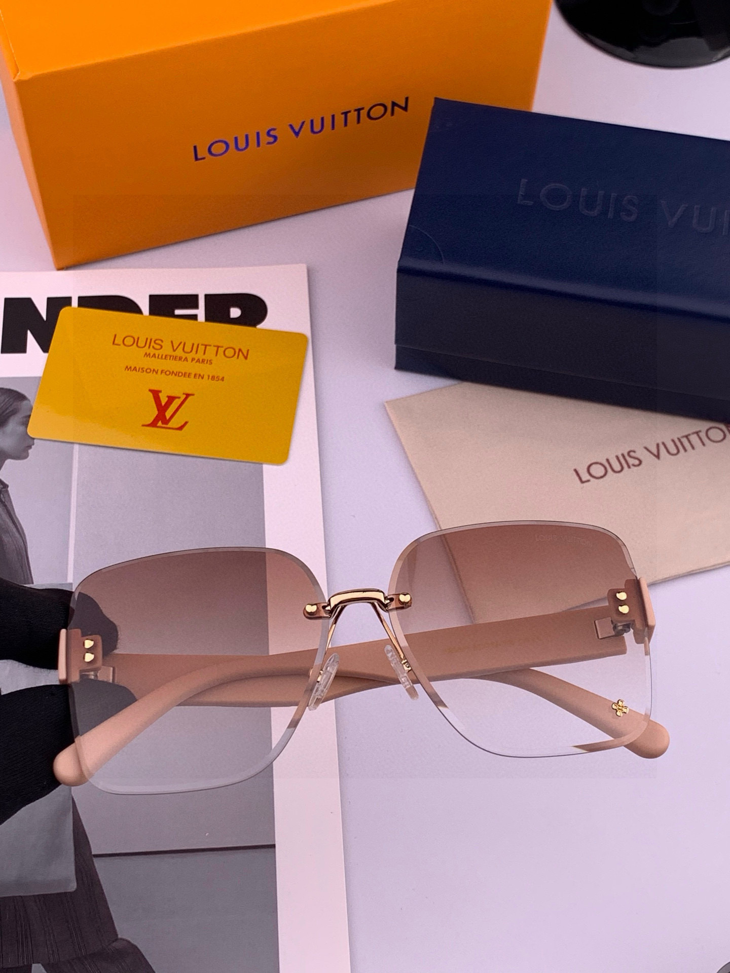 lv大框太阳镜墨镜经典的方框设计，不挑脸型，无论搭配大衣还是连衣裙都非常显气质尼龙镜片预防紫外线 型号：