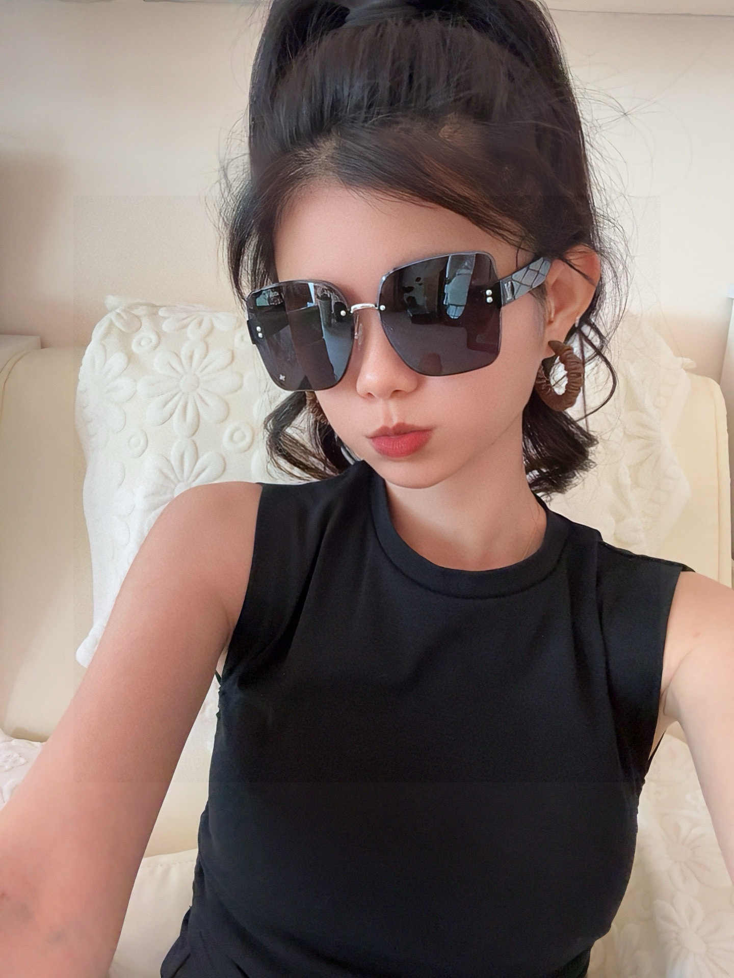 lv大框太阳镜墨镜经典的方框设计，不挑脸型，无论搭配大衣还是连衣裙都非常显气质尼龙镜片预防紫外线 型号：