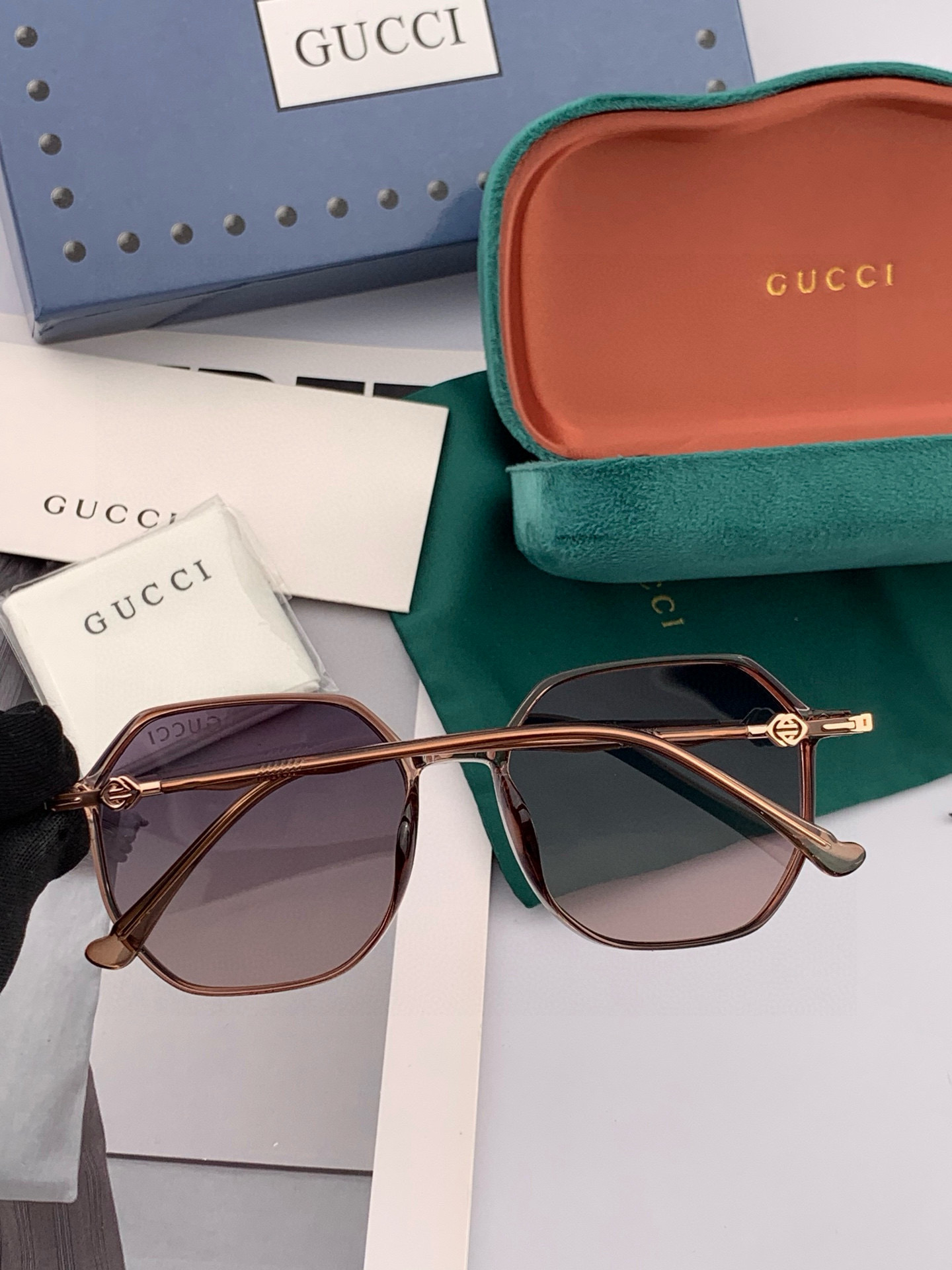 Gucci 经典的方框设计，不挑脸型，无论搭配大衣还是连衣裙都非常显气质尼龙偏光镜片预防紫外线 型号：G