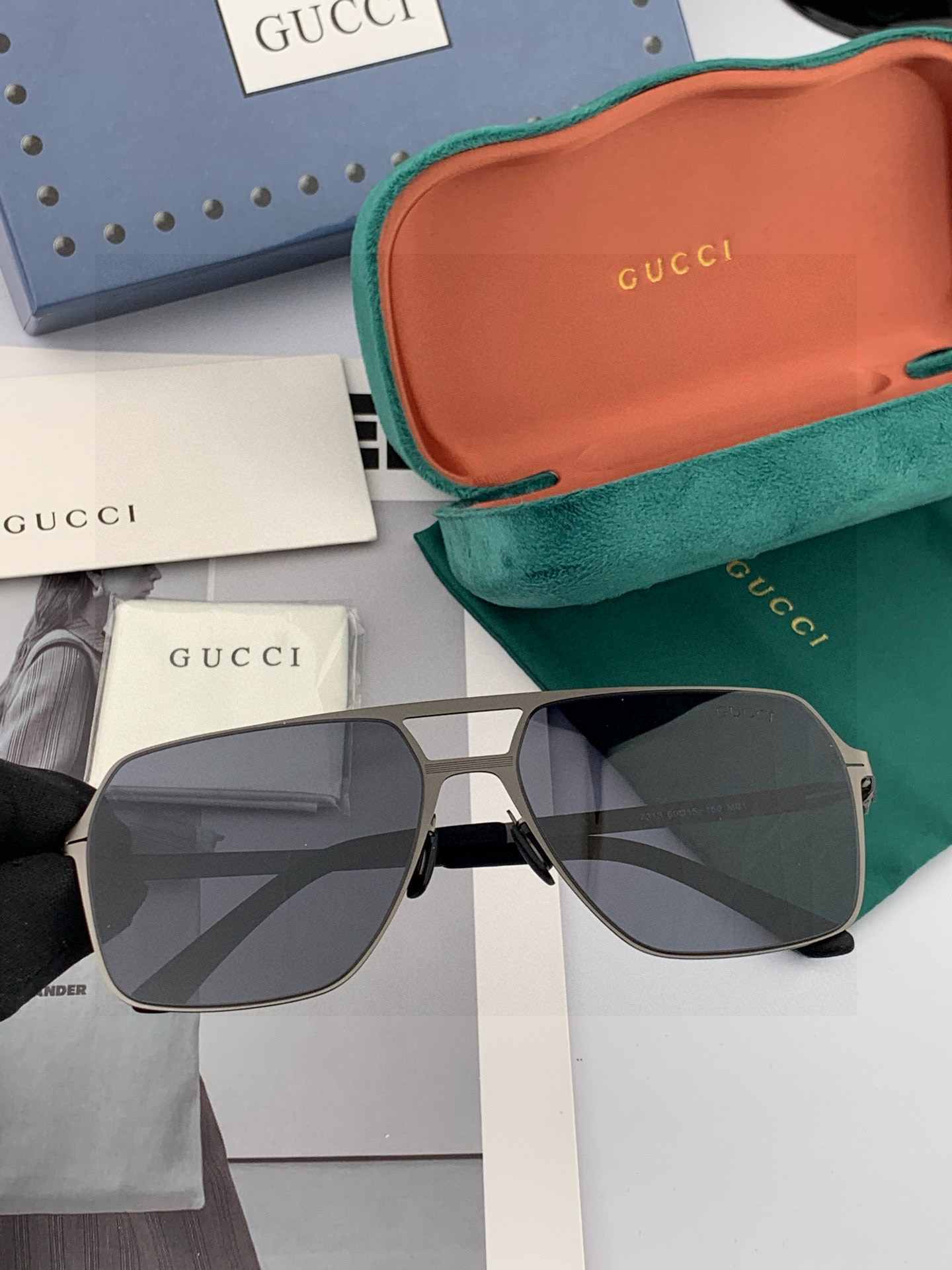 GUCC* 2025 新款男女情侣款太阳iP电镀永不褪色 卖点：超轻超有弹性整幅眼镜无螺丝重要的是压不坏