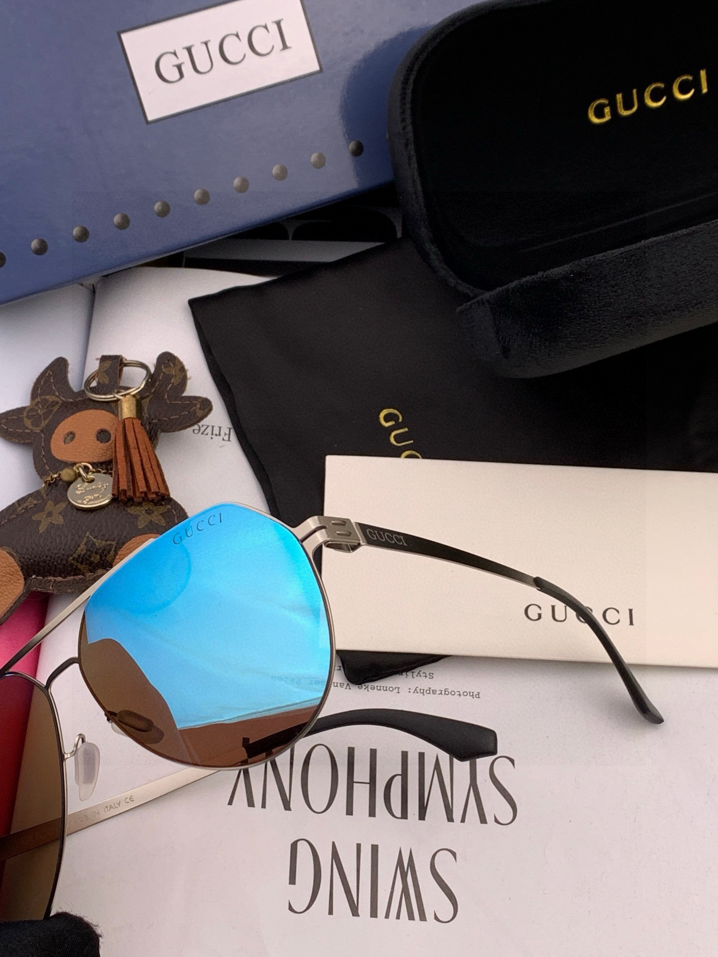 Gucc*2025新款男女情侣款太阳iP电镀永不褪色 卖点：超轻超有弹性整幅眼镜无螺丝重要的是压不坏、镜