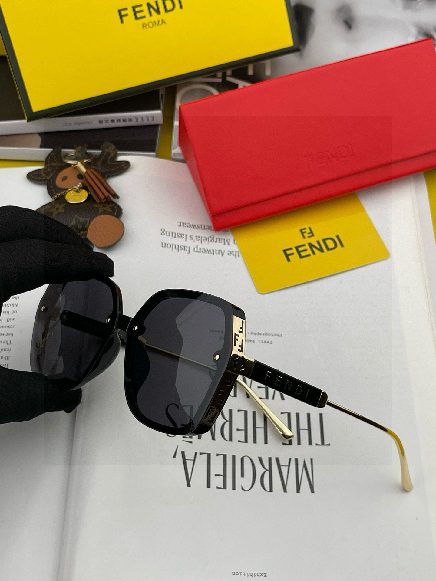 芬迪 2025开春新款 方框太阳镜 各路网红纷纷带起气场满分‼️ 俏皮甜美.上脸效果更佳.金属质感超好 