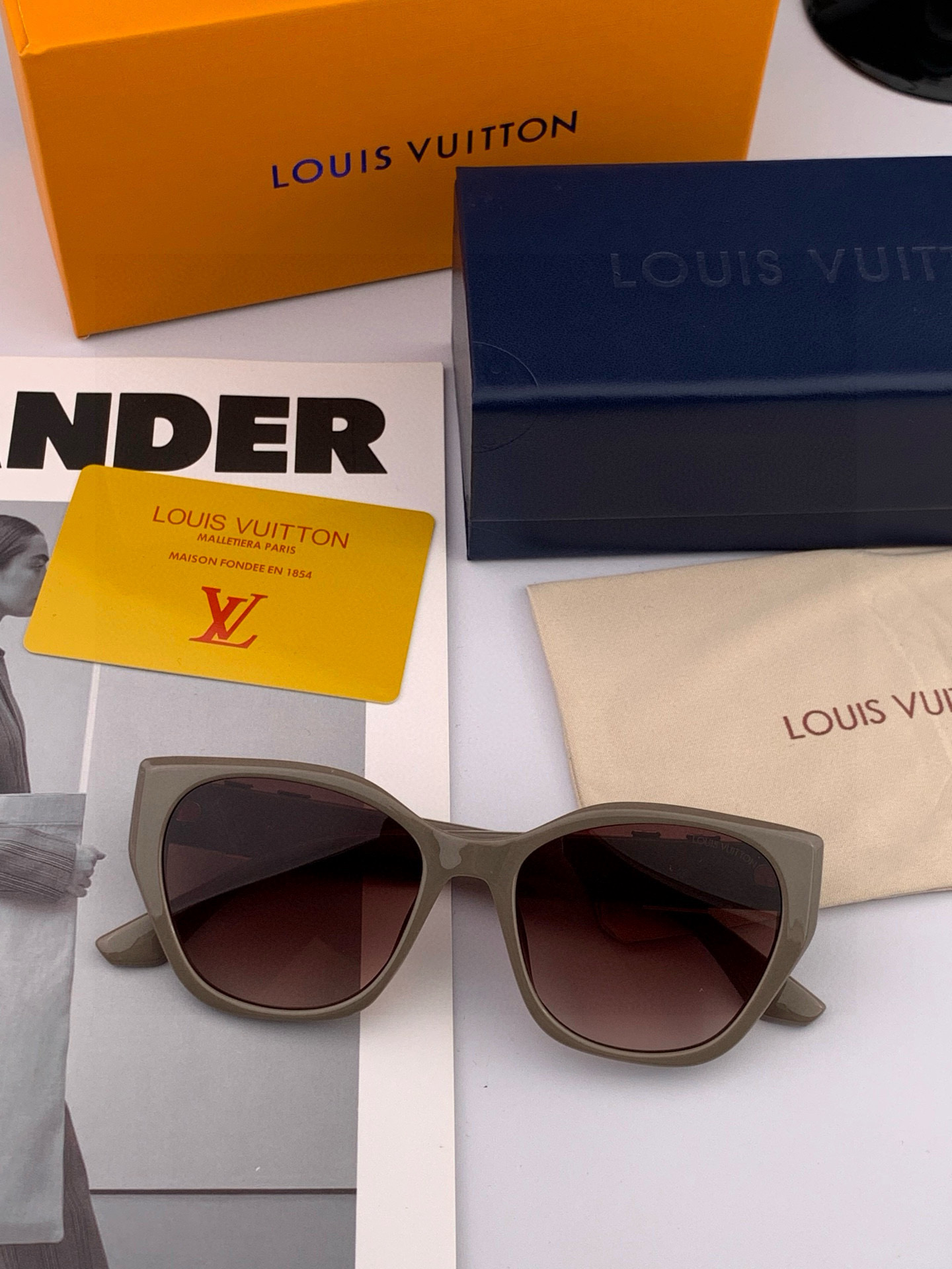 LV 2025年开春新款 潮流爆款 时尚方框太阳镜 高品质 佩戴舒适 网红潮款墨镜 型号L4550