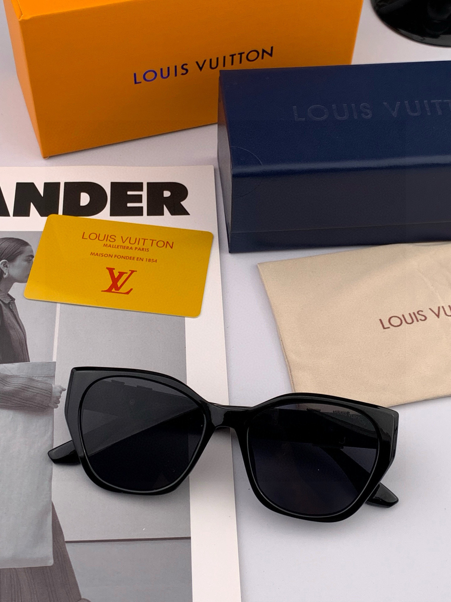 LV 2025年开春新款 潮流爆款 时尚方框太阳镜 高品质 佩戴舒适 网红潮款墨镜 型号L4550