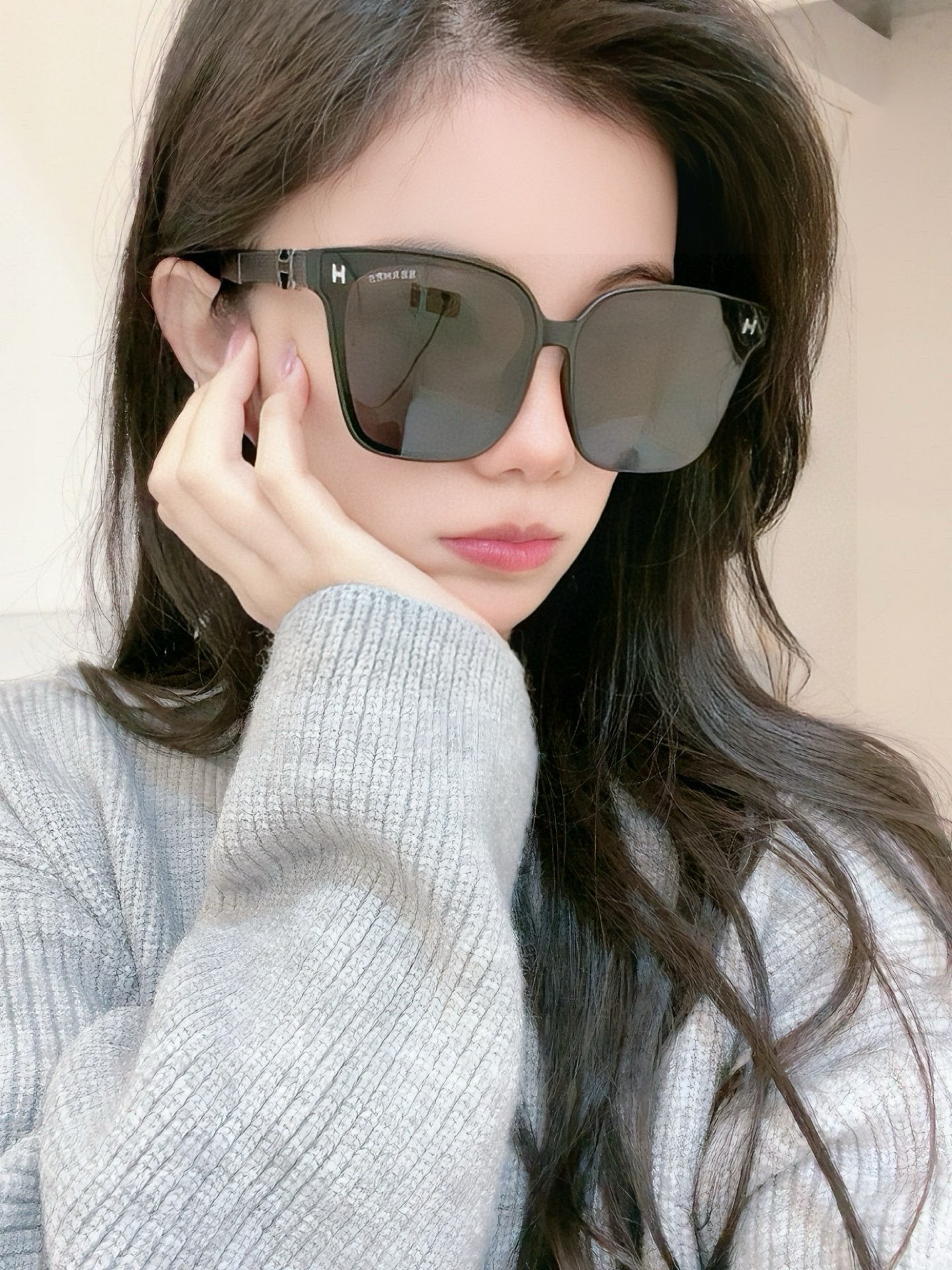 爱马仕 经典的方框设计，不挑脸型，无论搭配大衣还是连衣裙都非常显气质镜片预防紫外线 型号：H0503