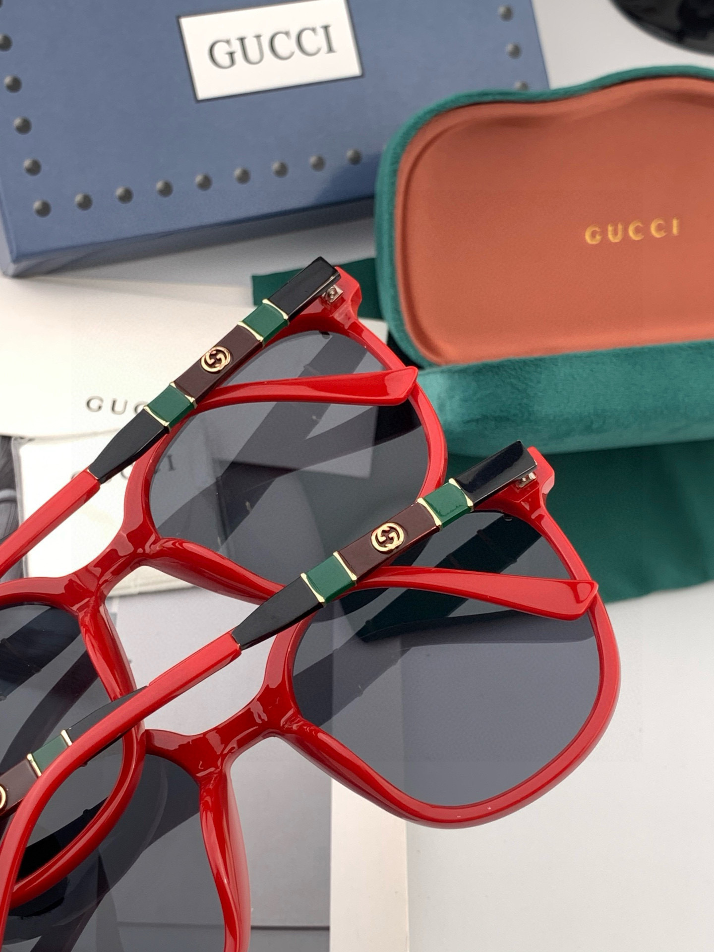 【TR偏光系列】 Gucci联名系列限量版经典的圆框设计，不挑脸型，无论搭配大衣还是连衣裙都非常显气质偏