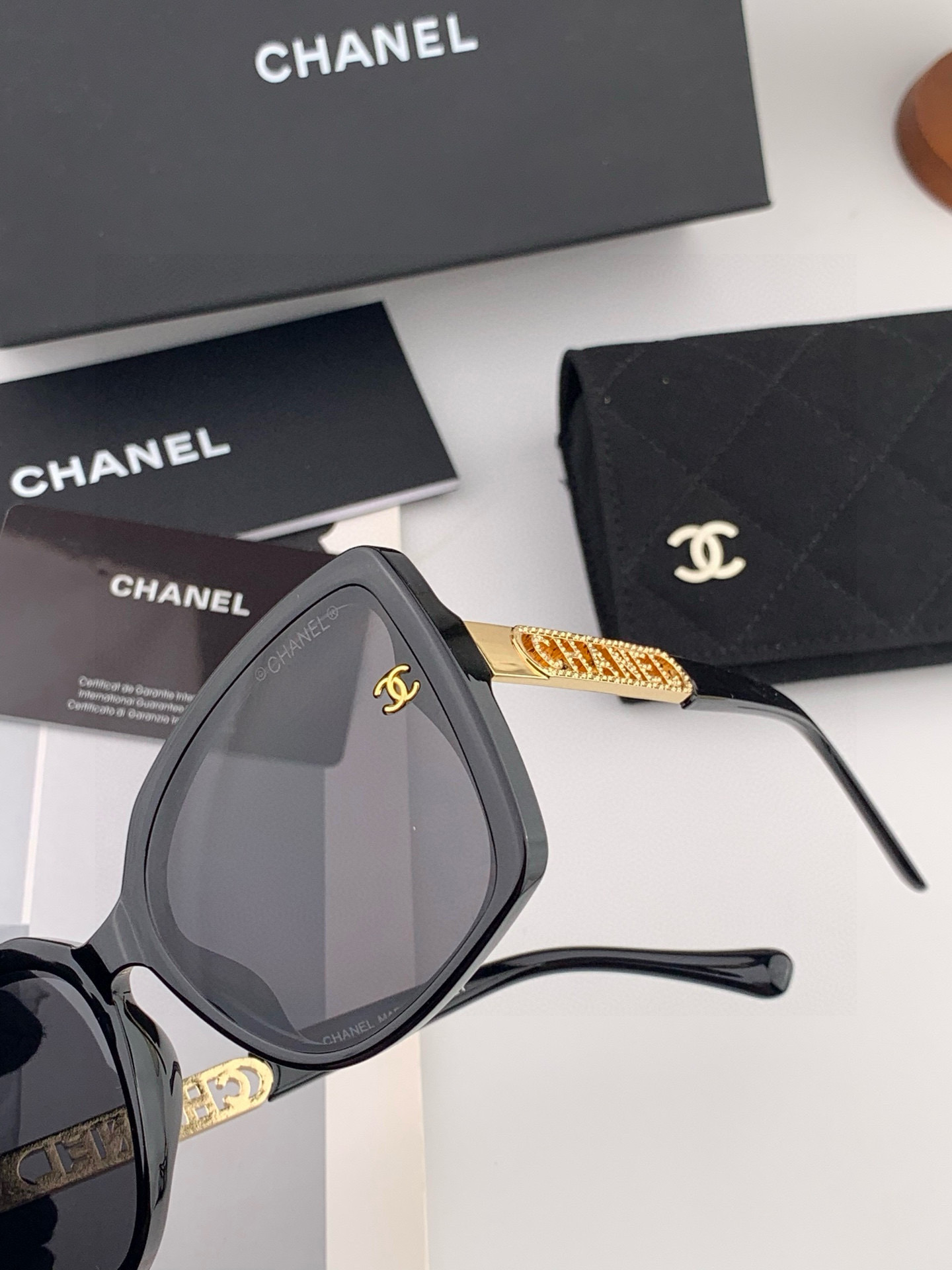 新品CHANEL 香奈儿太阳镜以独特魅力和前卫风格诠释春夏最新眼镜，质感超好佩带舒适 型号：CH8551