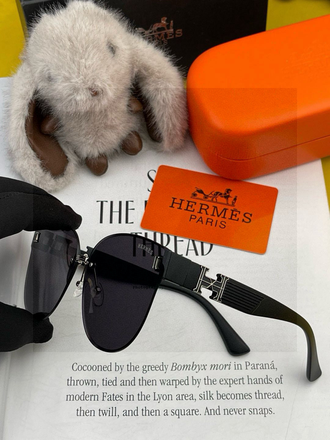 爱马仕 经典的方框设计，不挑脸型，无论搭配大衣还是连衣裙都非常显气质镜片预防紫外线 型号：H0101