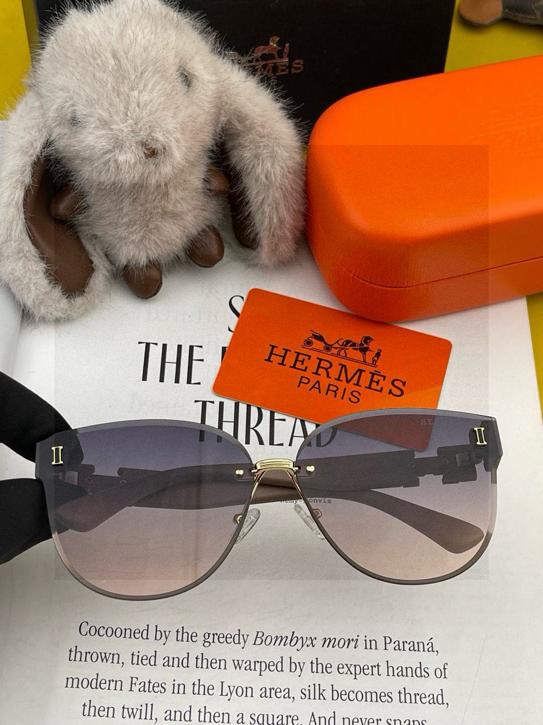 爱马仕 经典的方框设计，不挑脸型，无论搭配大衣还是连衣裙都非常显气质镜片预防紫外线 型号：H0101