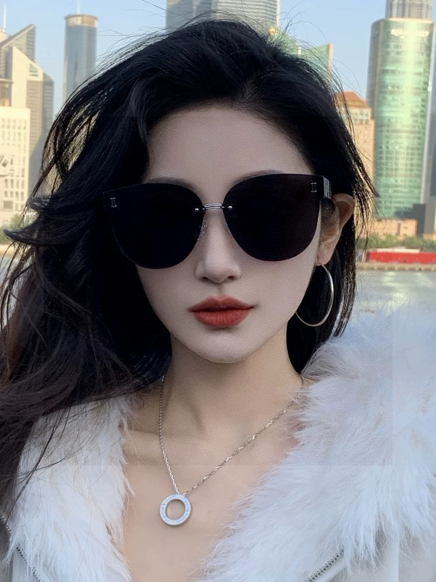 爱马仕 经典的方框设计，不挑脸型，无论搭配大衣还是连衣裙都非常显气质镜片预防紫外线 型号：H0101