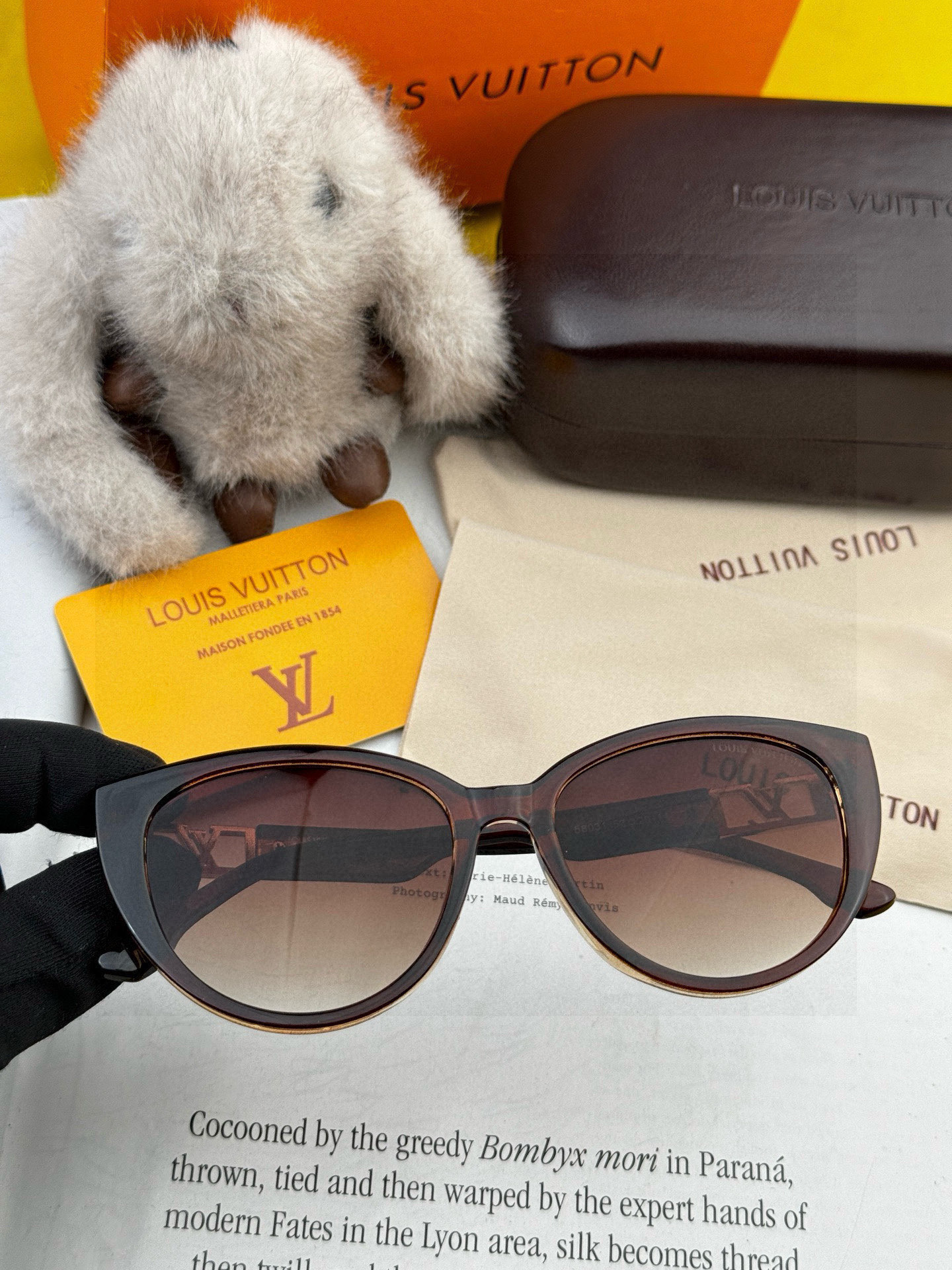 LV 2025新款女士方框太阳眼镜 开车墨镜 新款太阳镜 时尚大方 舒适轻盈 精致奢华 超轻 型号：L1